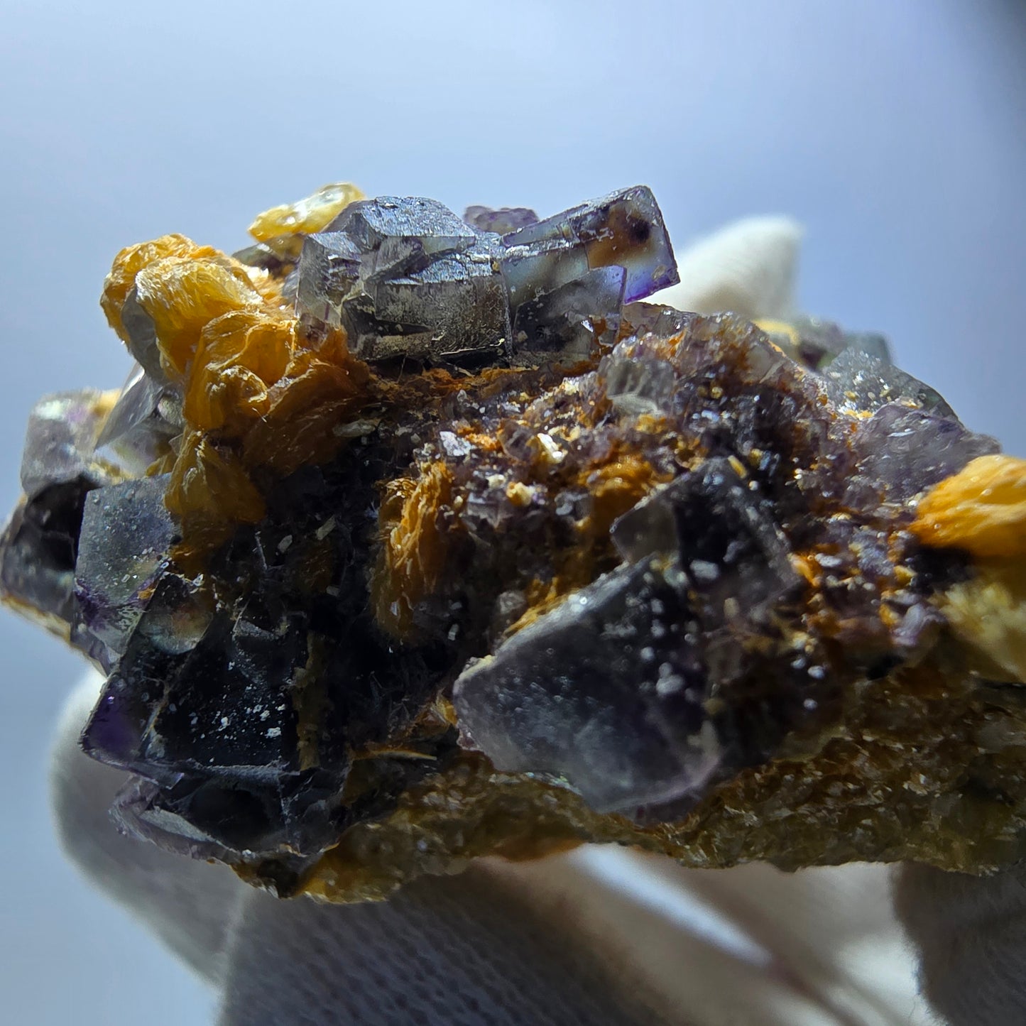 Spécimen de fluorite fantôme colorée, de tourmaline Schorl et de muscovite, Erongo, Namibie, 58 x 51 x 33 mm