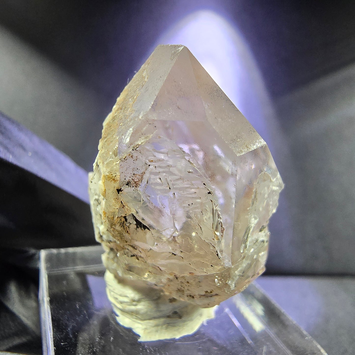 Belle pointe de quartz en cristal de sceptre de quartz fumé 32 * 27 * 20 mm de Goboboseb Namibie