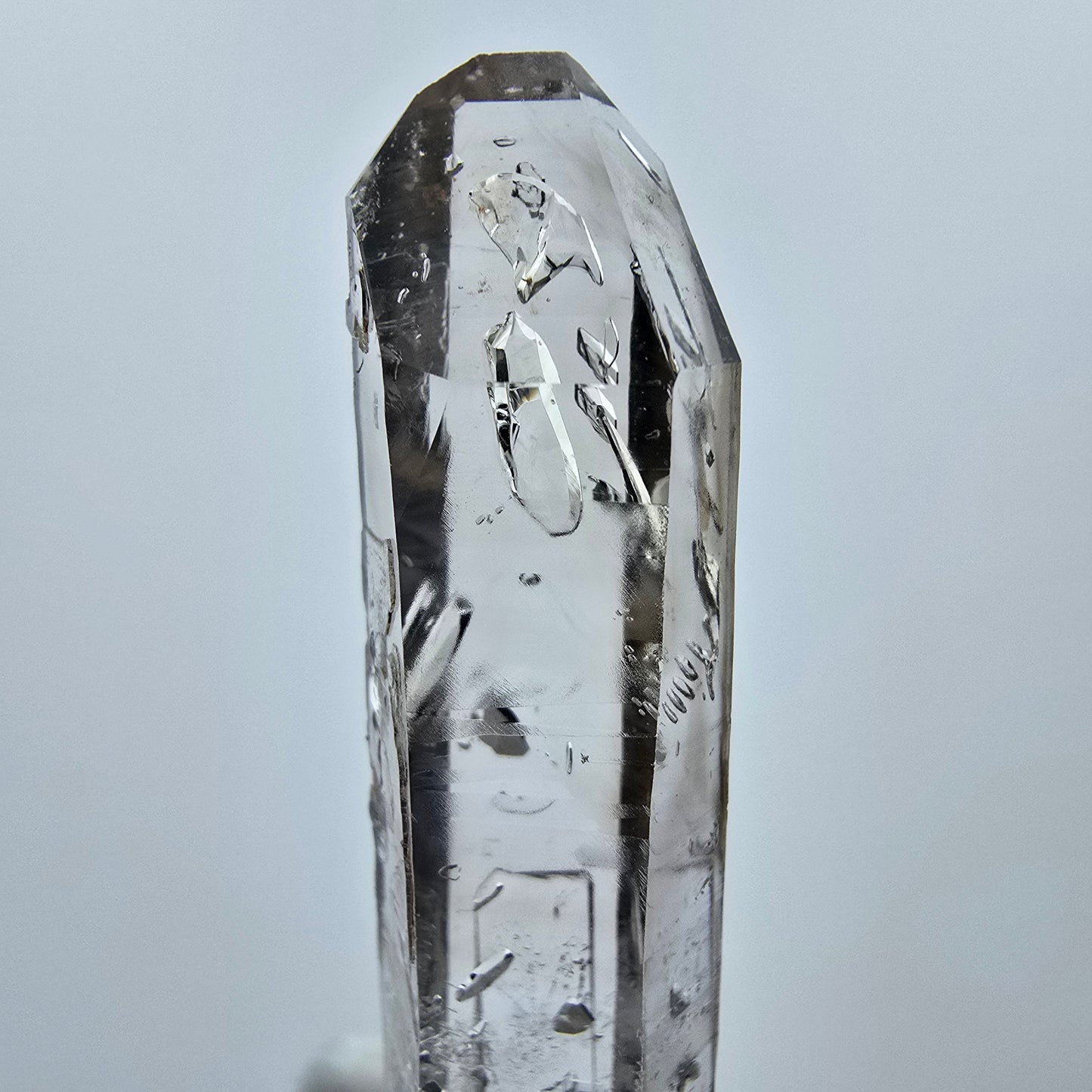 Klare Phantom Rauchquarz Kristallspitze Goboboseb, Namibia 63*27*11mm Sammlung