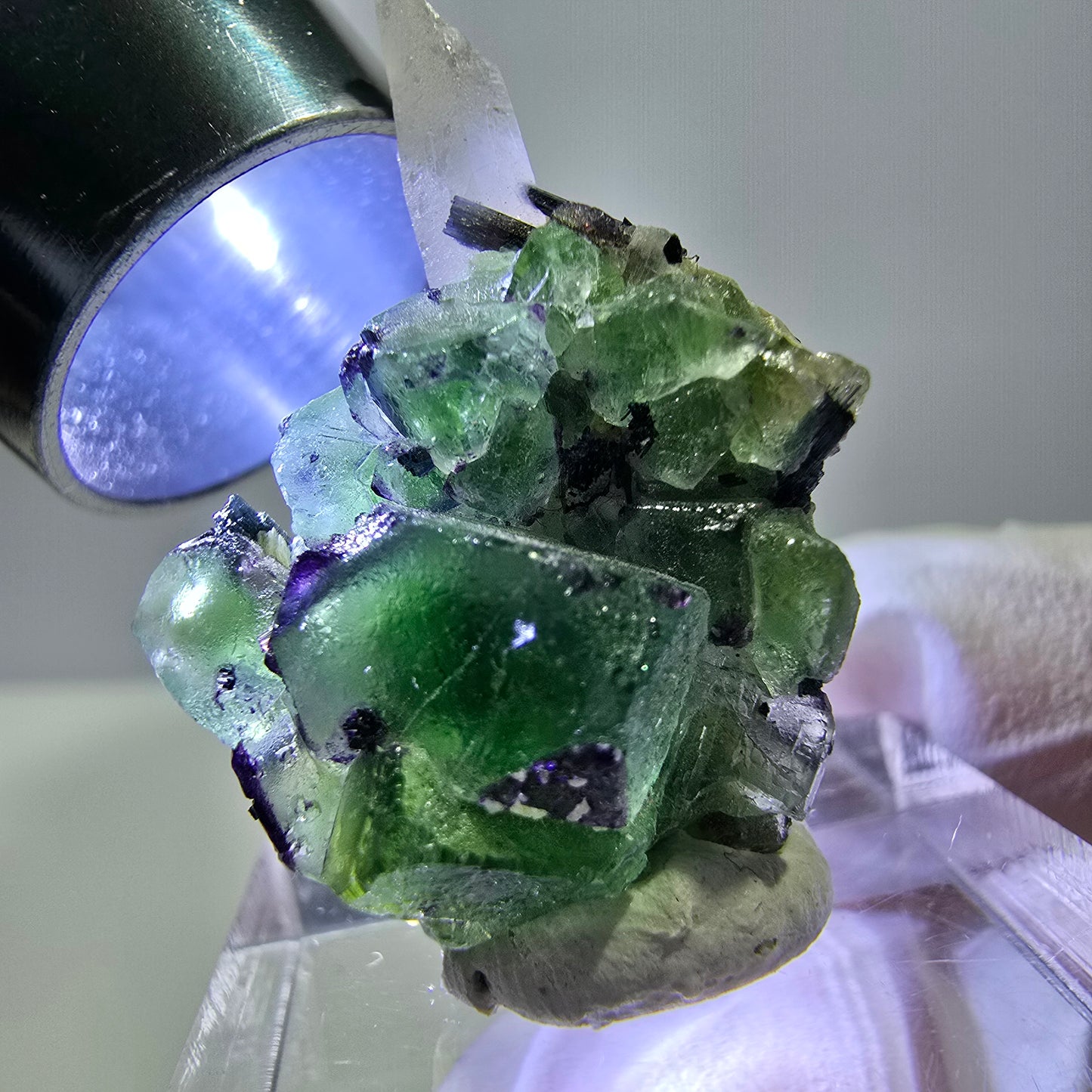 Cube de fluorite fantôme, quartz fumé, tourmaline schol, muscovite, Erongo, Namibie, 31 x 22 x 16 mm