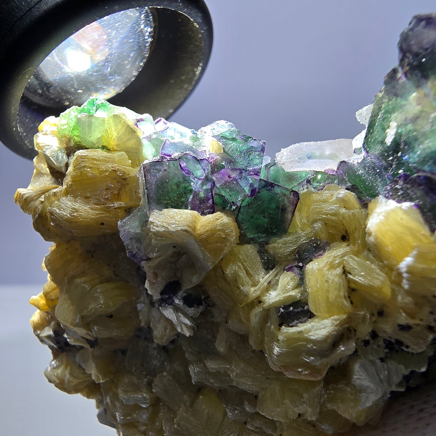 Grande fluorite fantôme, tourmaline schol, hyalite, muscovite, quartz fumé, Erongo, Namibie, 93 x 74 x 24 mm