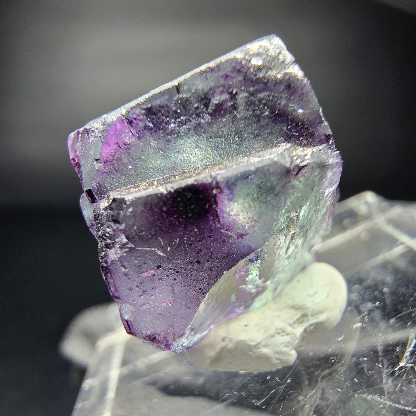Klarer Phantom Fluorit Würfel lila grün mit Hyalit Erongo Namibia 18*16*14mm