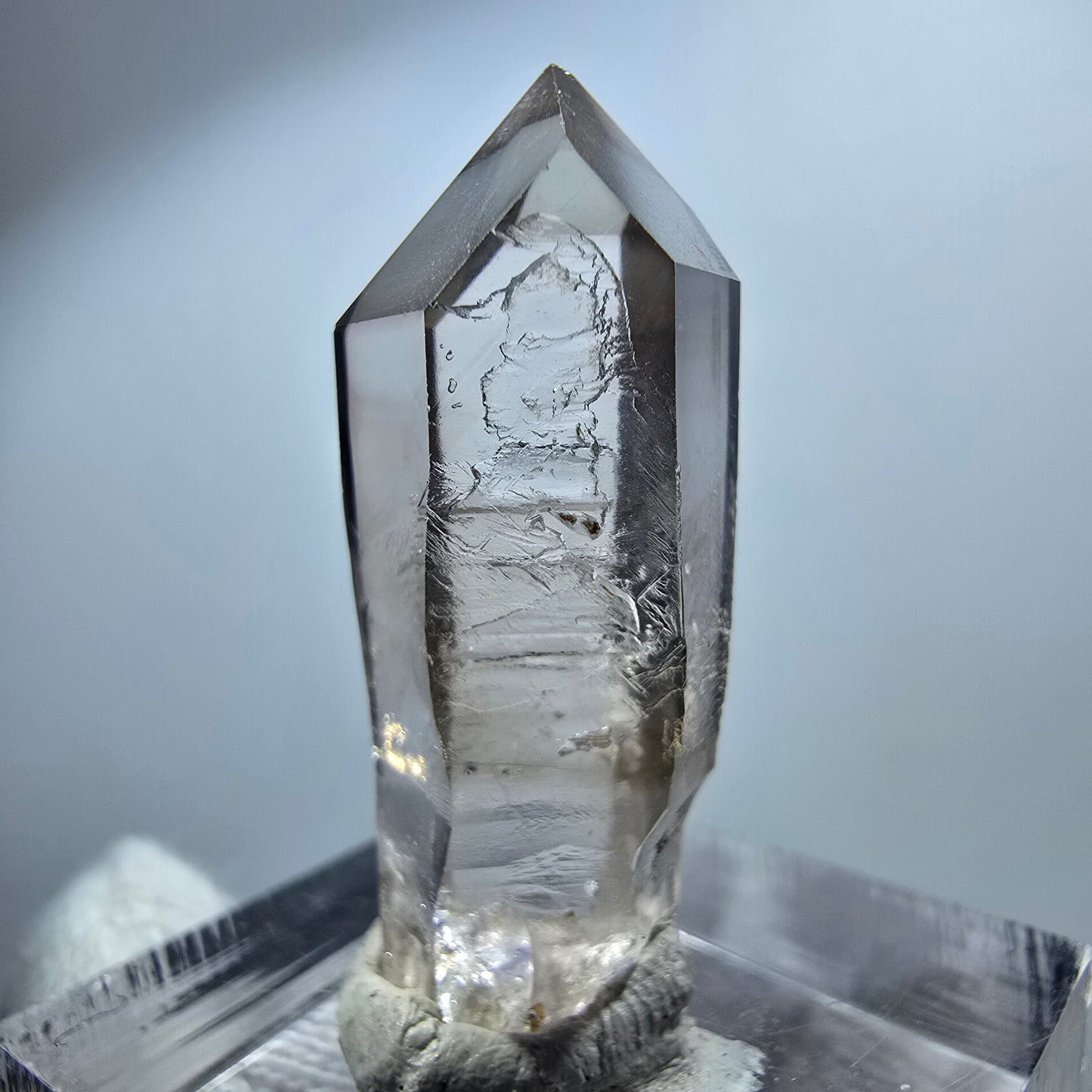 Pointe de sceptre en quartz fumé fantôme transparent, Goboboseb, Namibie, 33 x 11 x 13 mm