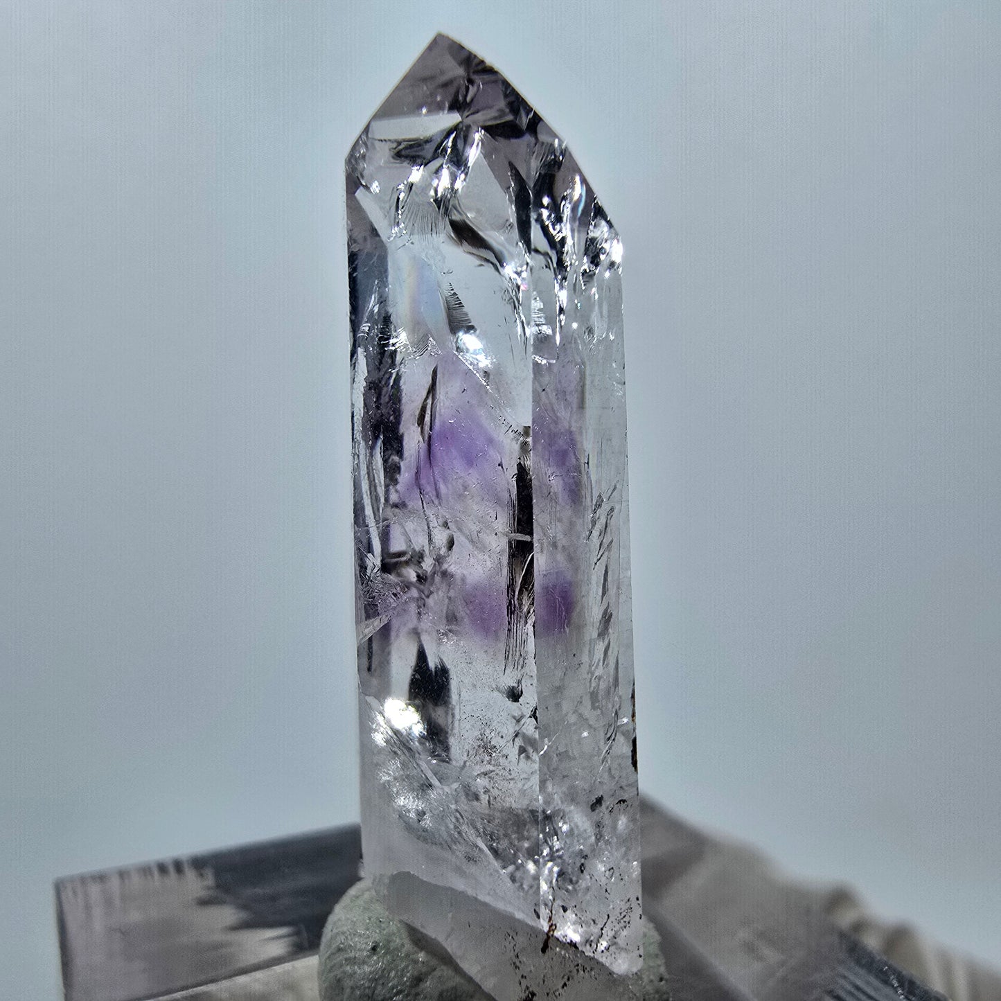 Améthyste fantôme avec hématite, mine Streep, Goboboseb, Namibie, 32 x 10 x 10 mm