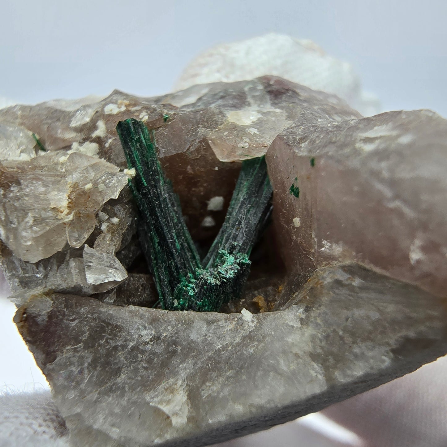 Seltene Malachit XX auf Quarz Stufe lange Kristalle Kaokoveld Namibia 34*22*24mm