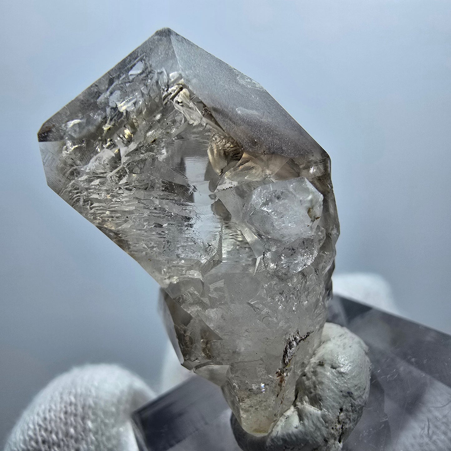 Sceptre en quartz fumé fantôme transparent, amas de Goboboseb, Namibie, 34 x 21 x 20 mm