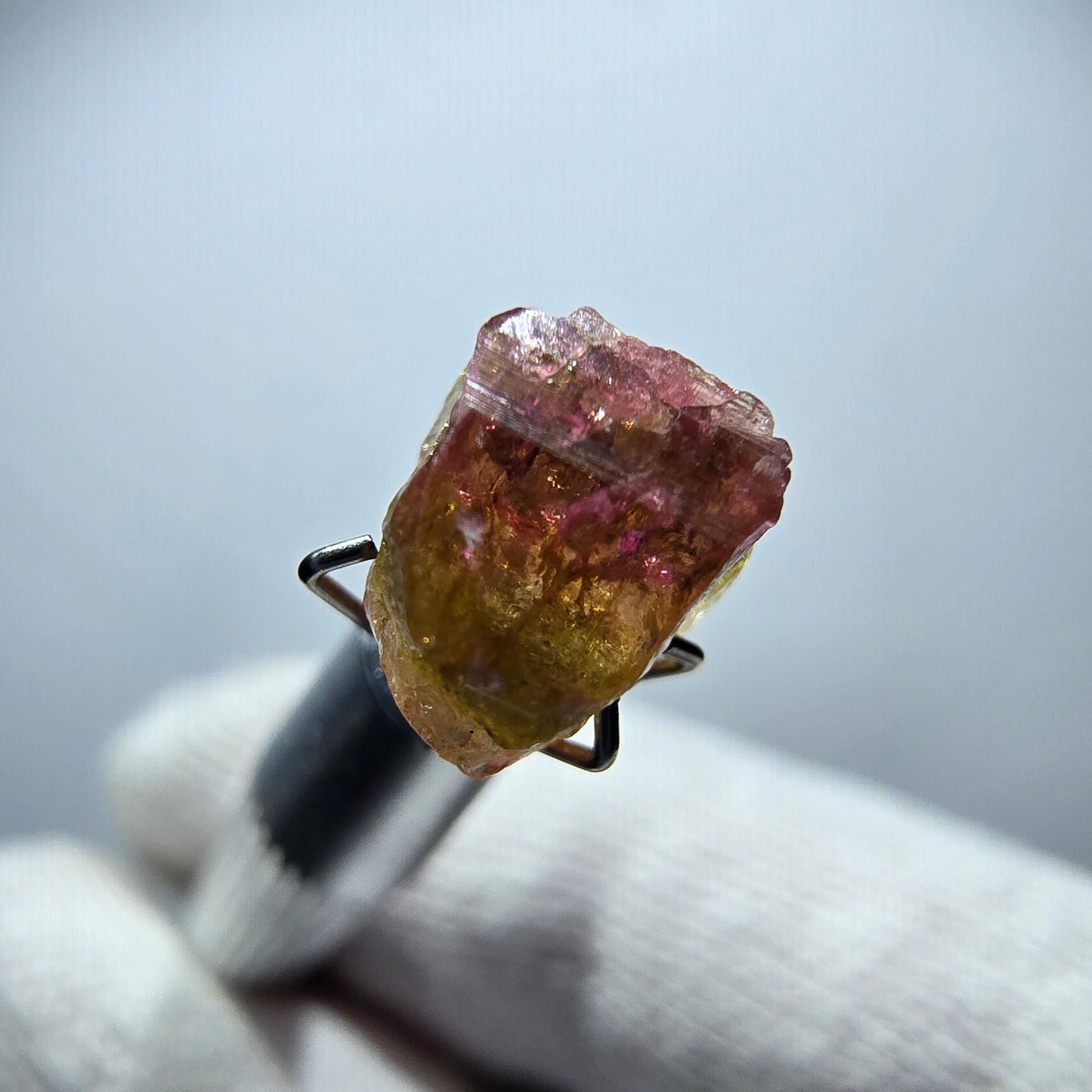 Seltener Elbait Turmalin Kristall grün rosa gelb Minas Gerais, Brasilien 7*7*7mm