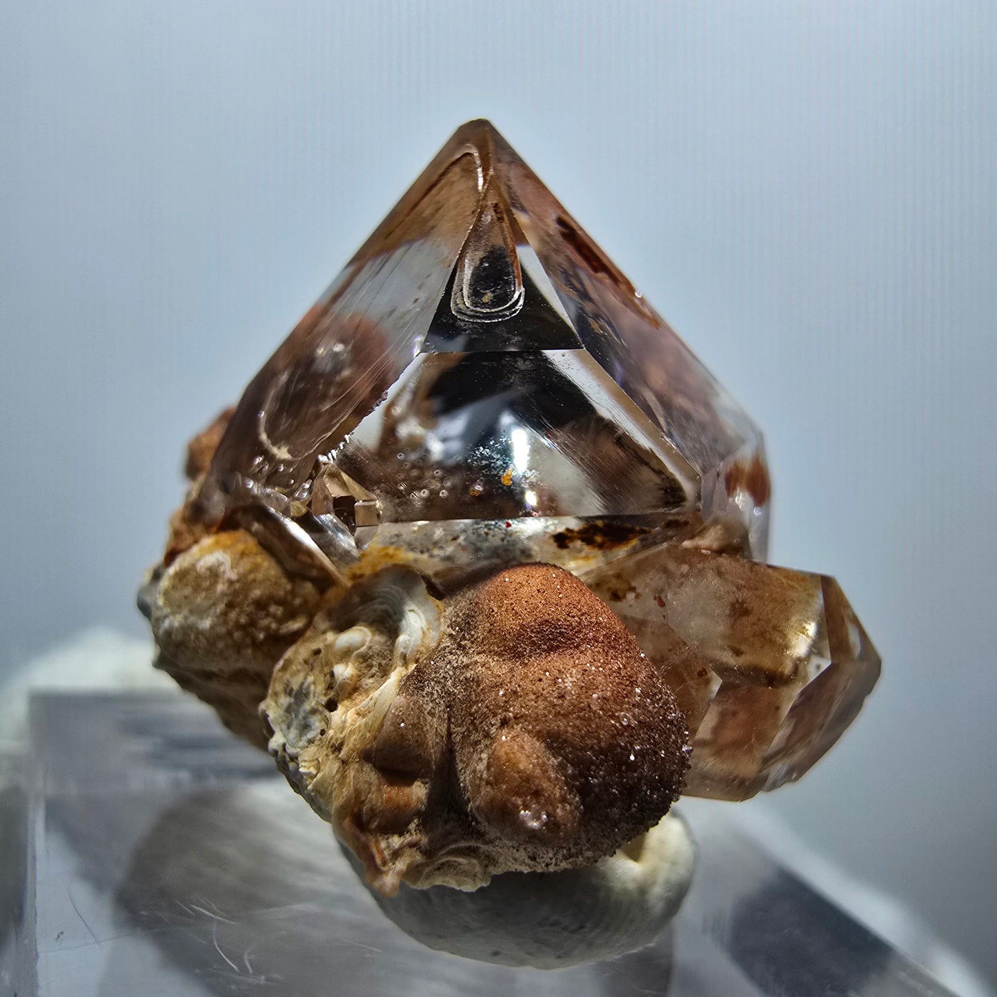 Amas de sceptres en quartz fumé fantôme transparent, Goboboseb, Namibie, 30 x 25 x 20 mm
