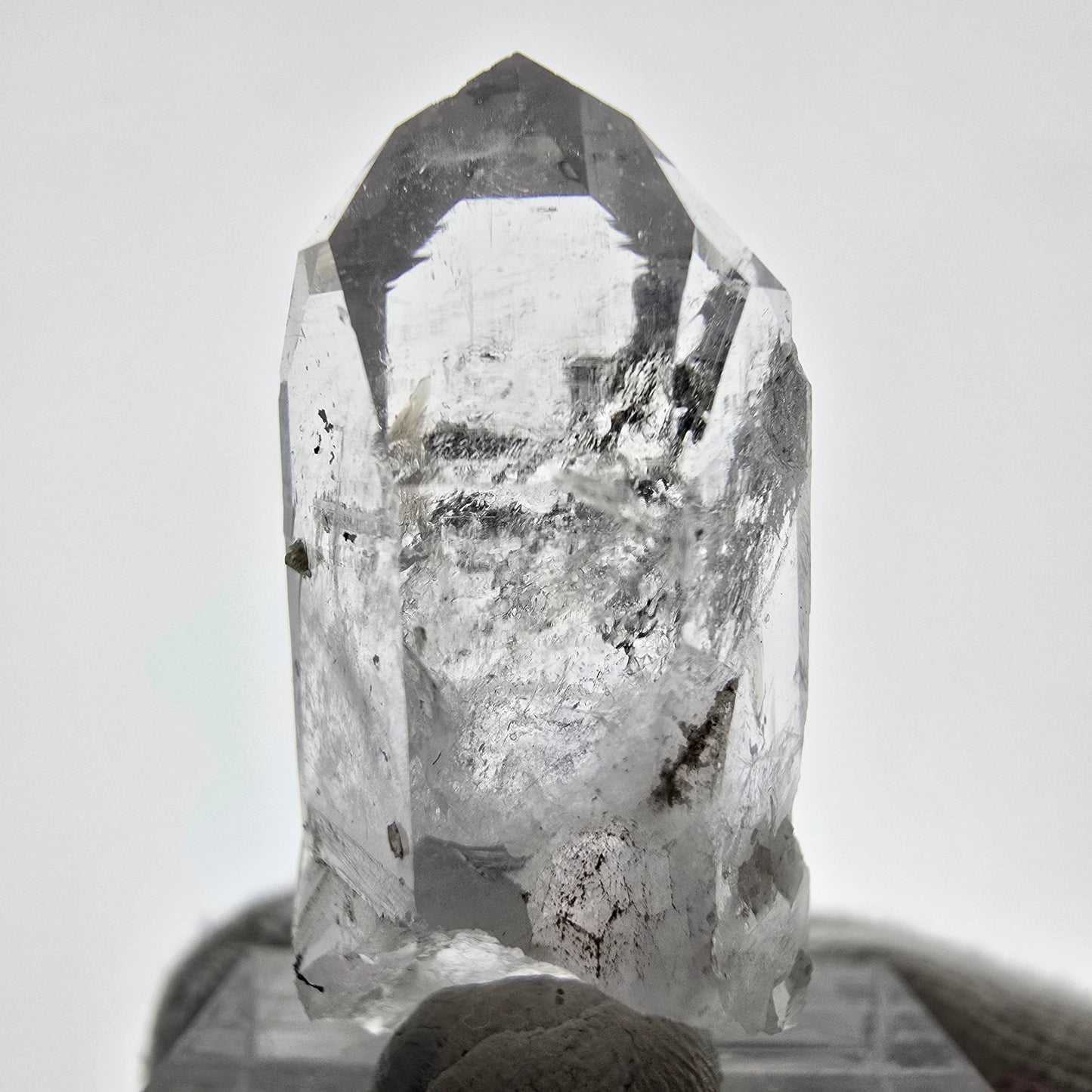Améthyste fantôme avec épidote, mine d'hématite Streep, Goboboseb, Namibie, 34 x 17 x 16 mm