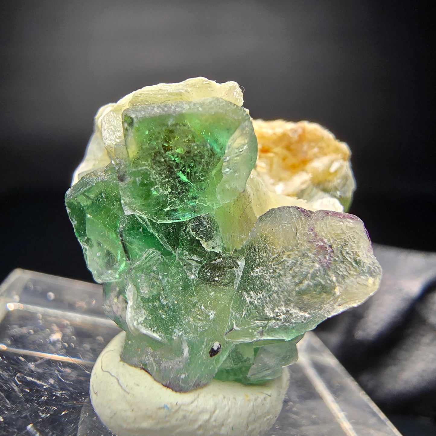 Fluorite fantôme sur scène muscovite Erongo namibie 19*17*11mm Collection minérale