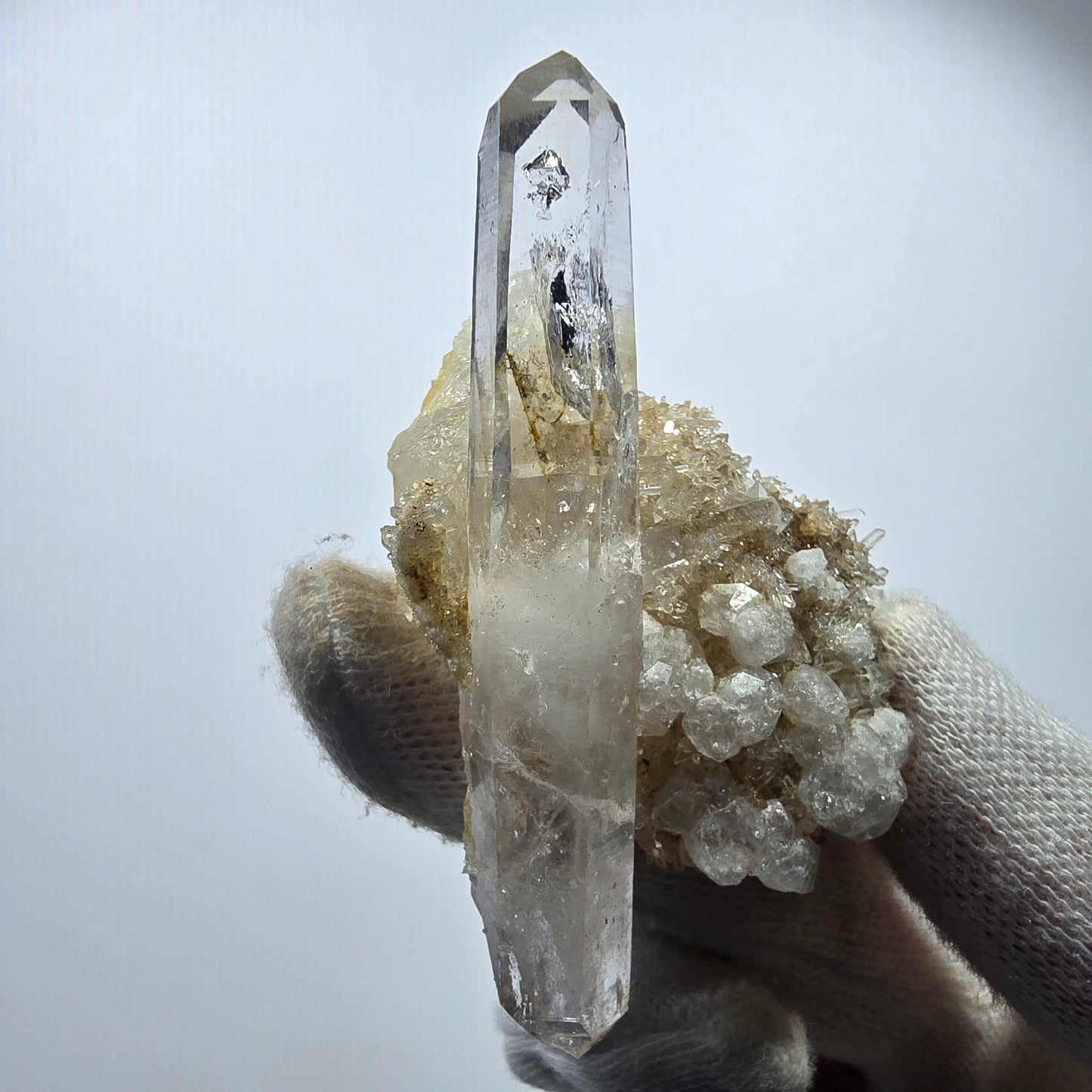 Quartz fumé fantôme DT, calcite UV sur matrice, spécimen Valentine Pocket, Namibie, 67 x 44 x 24 mm