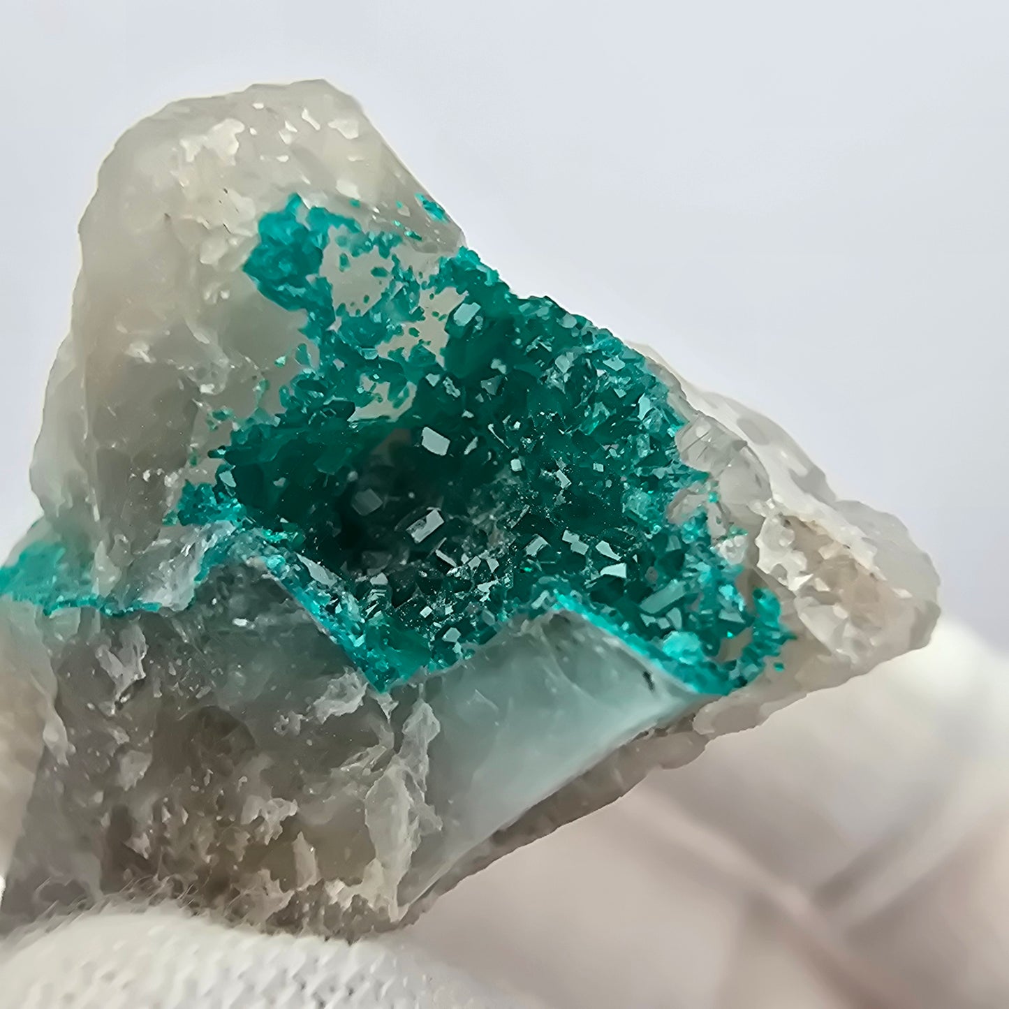 Rare spécimen de dioptase sur quartz Kaokoveld, Namibie 32*23*22mm Collection de minéraux