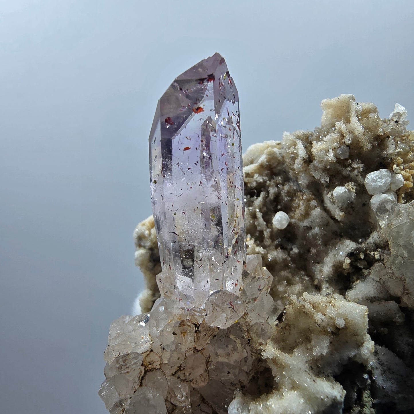 Améthyste Fantôme Harlequin, calcite UV sur matrice Valentine Pocket Gobob. Namibie 78 x 65 x 46 mm