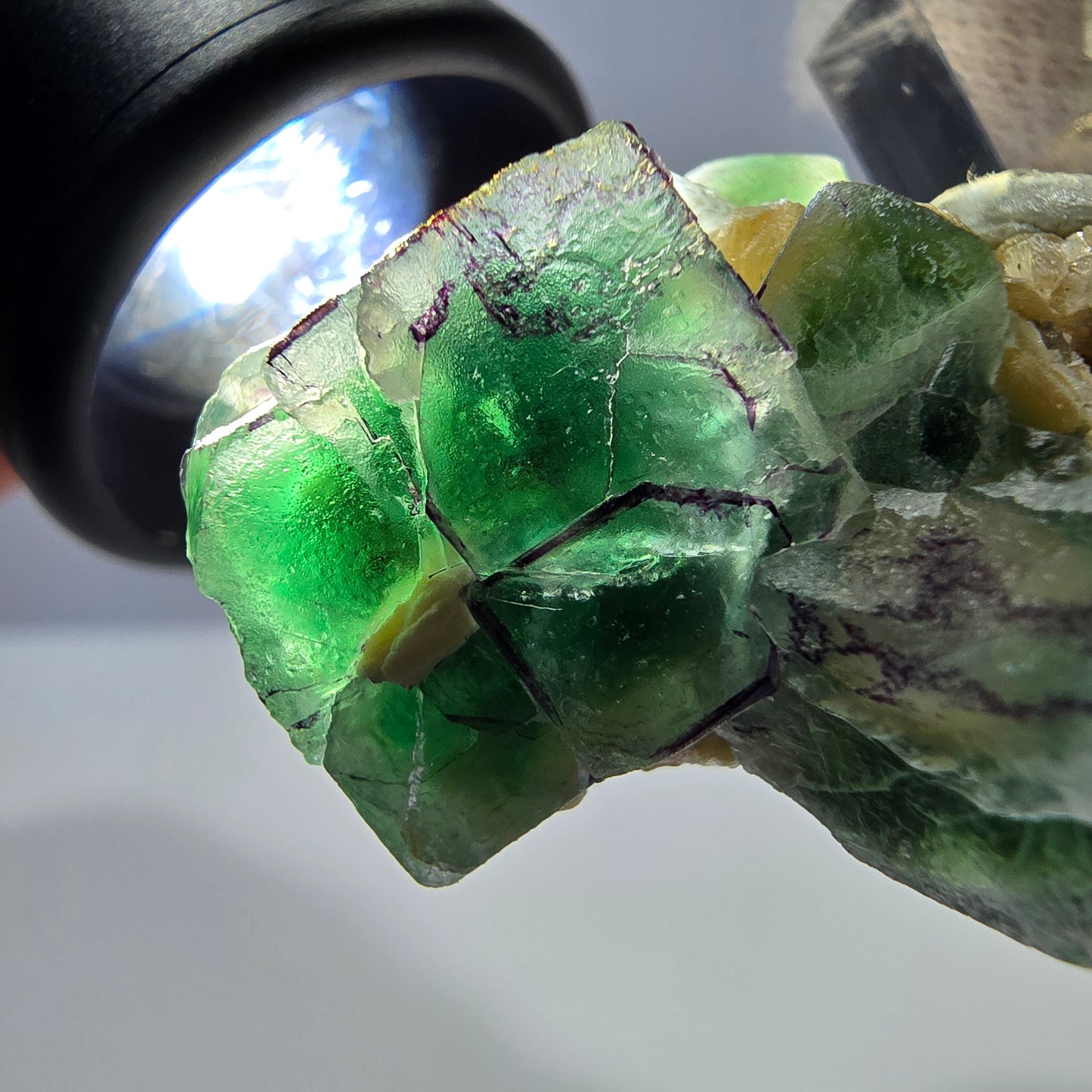 Cube de fluorite fantôme zonal, muscovite, spécimen d'hyalite, Erongo, Namibie, 34 x 28 x 22 mm