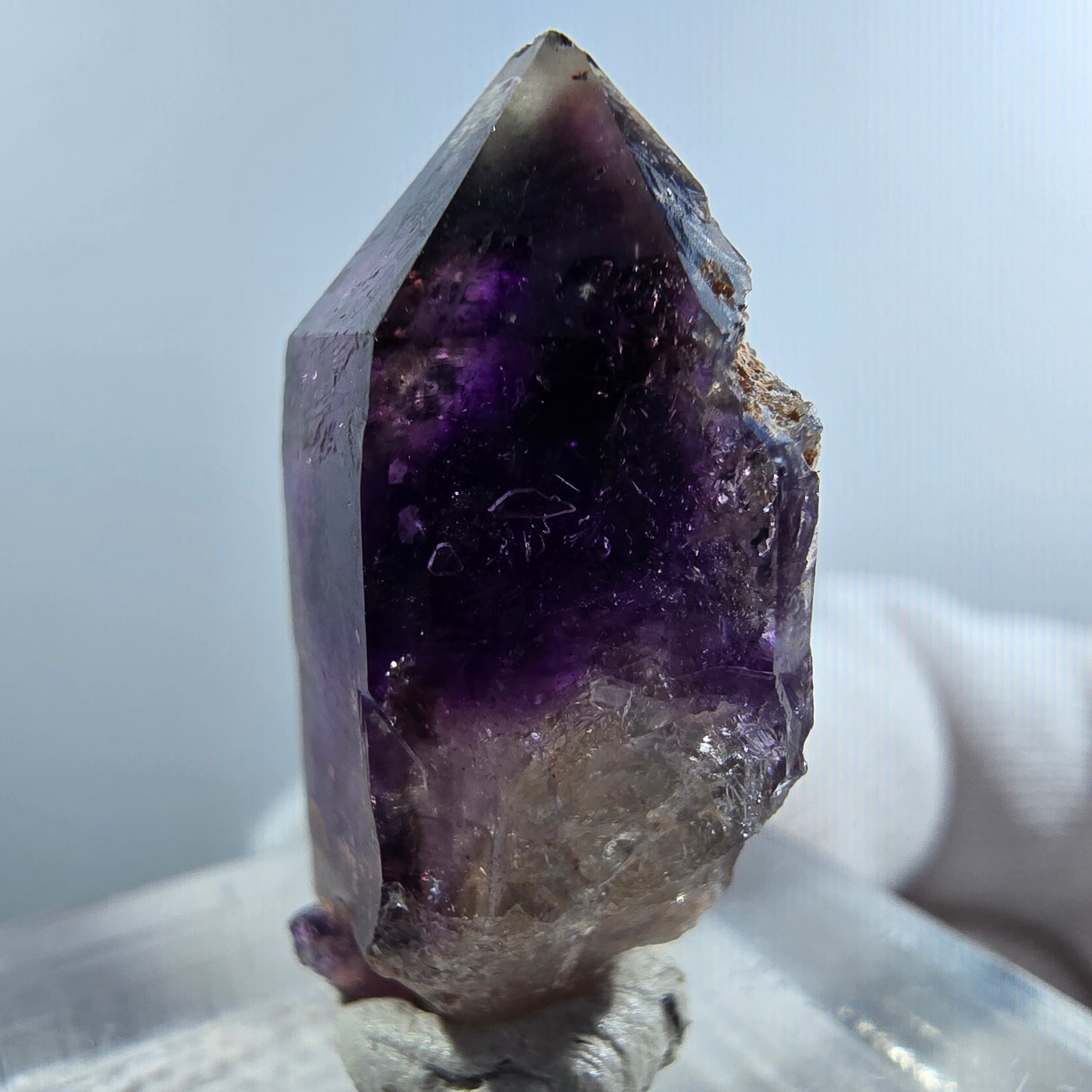 Pointe de sceptre en améthyste fantôme rare à Goboboseb, Namibie, 27 x 16 x 10 mm