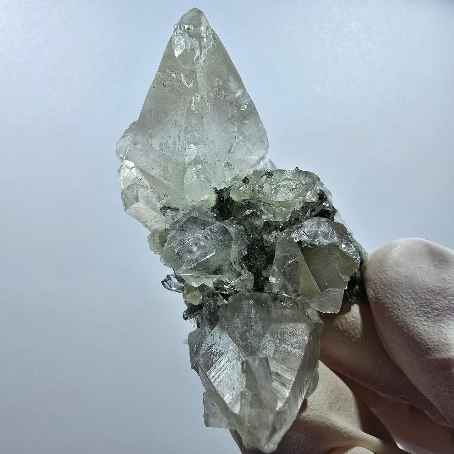 Spécimen rare de calcite UV et de préhnite, mine Streep, Goboboseb, Namibie, 44 x 34 x 20 mm