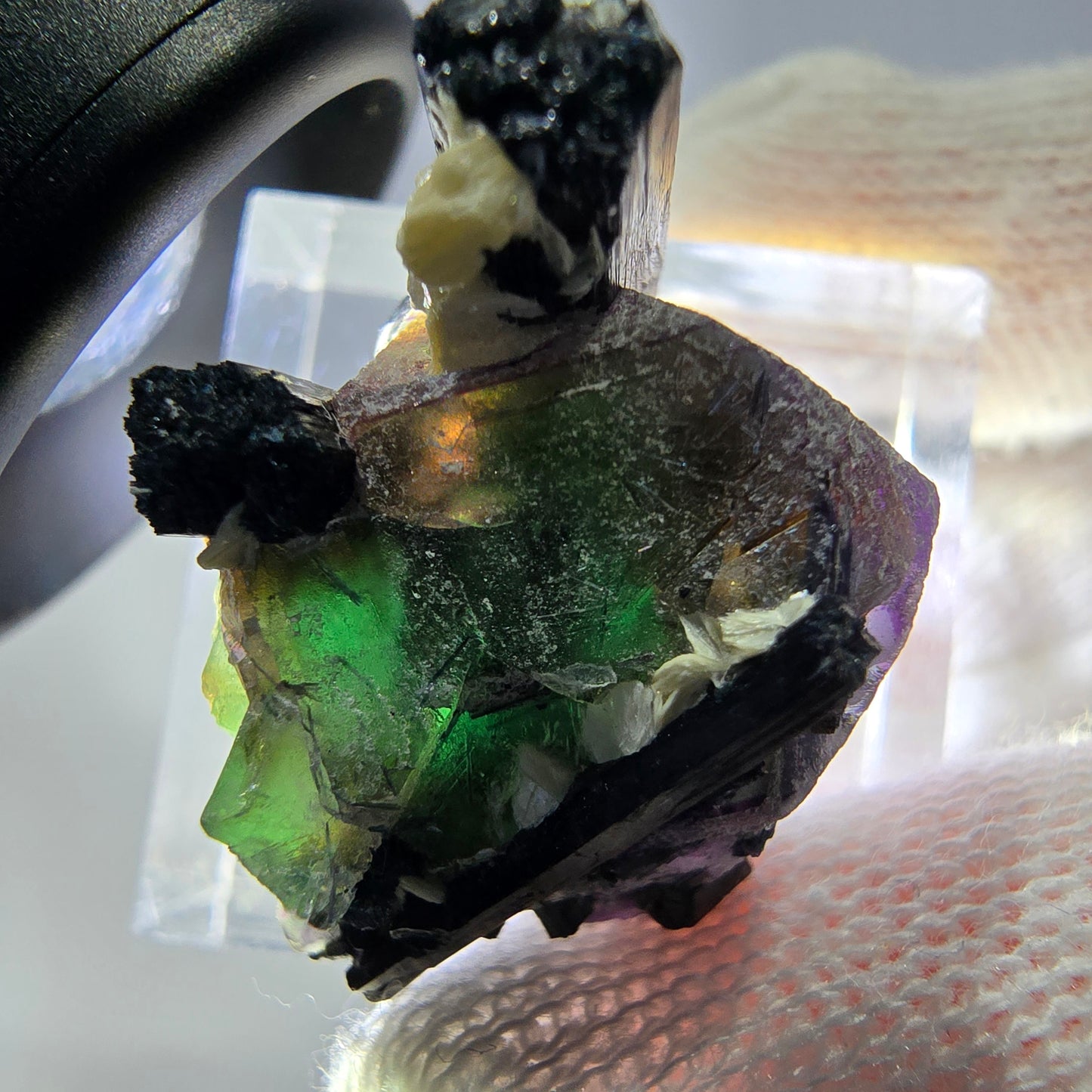 Spécimen de cube de fluorite fantôme zonal, de muscovite et de tourmaline Schorl, Erongo, Namibie, 25 x 20 x 18 mm