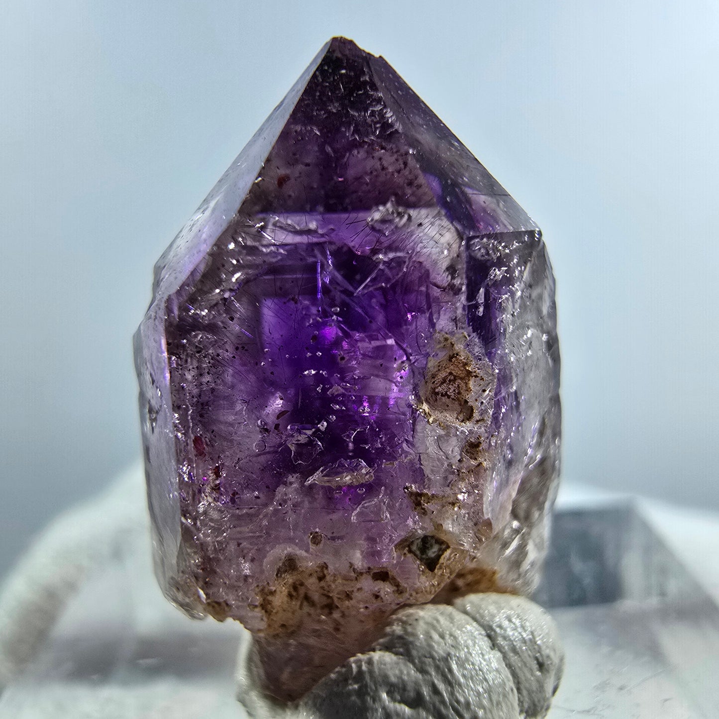 Pointe de sceptre en améthyste fantôme rare à Goboboseb, Namibie, 22 x 14 x 12 mm