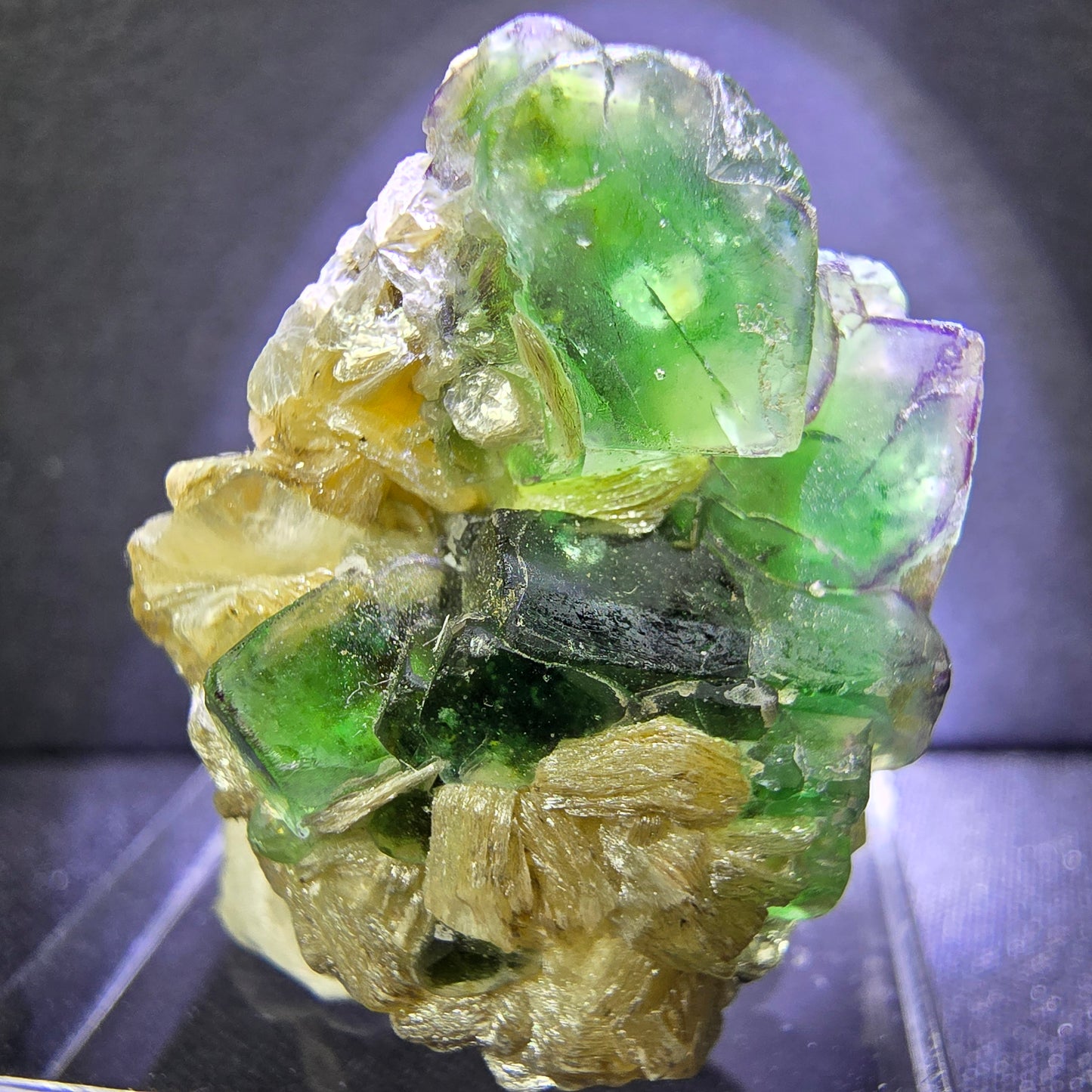 Klare Fluorit mit Muskovit grün 27*23*19mm Erongo, Namibia Mineraliensammlung