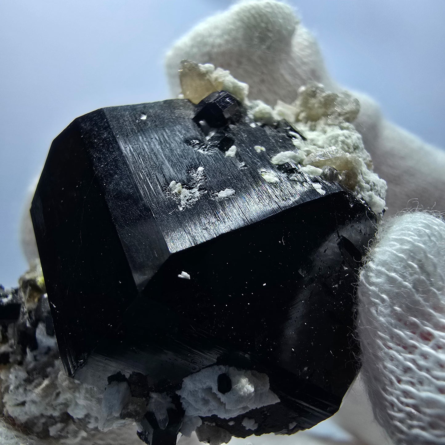 Spécimen rare de tourmaline Schorl, hyalite et orthose, Erongo, Namibie, 36 x 44 x 21 mm