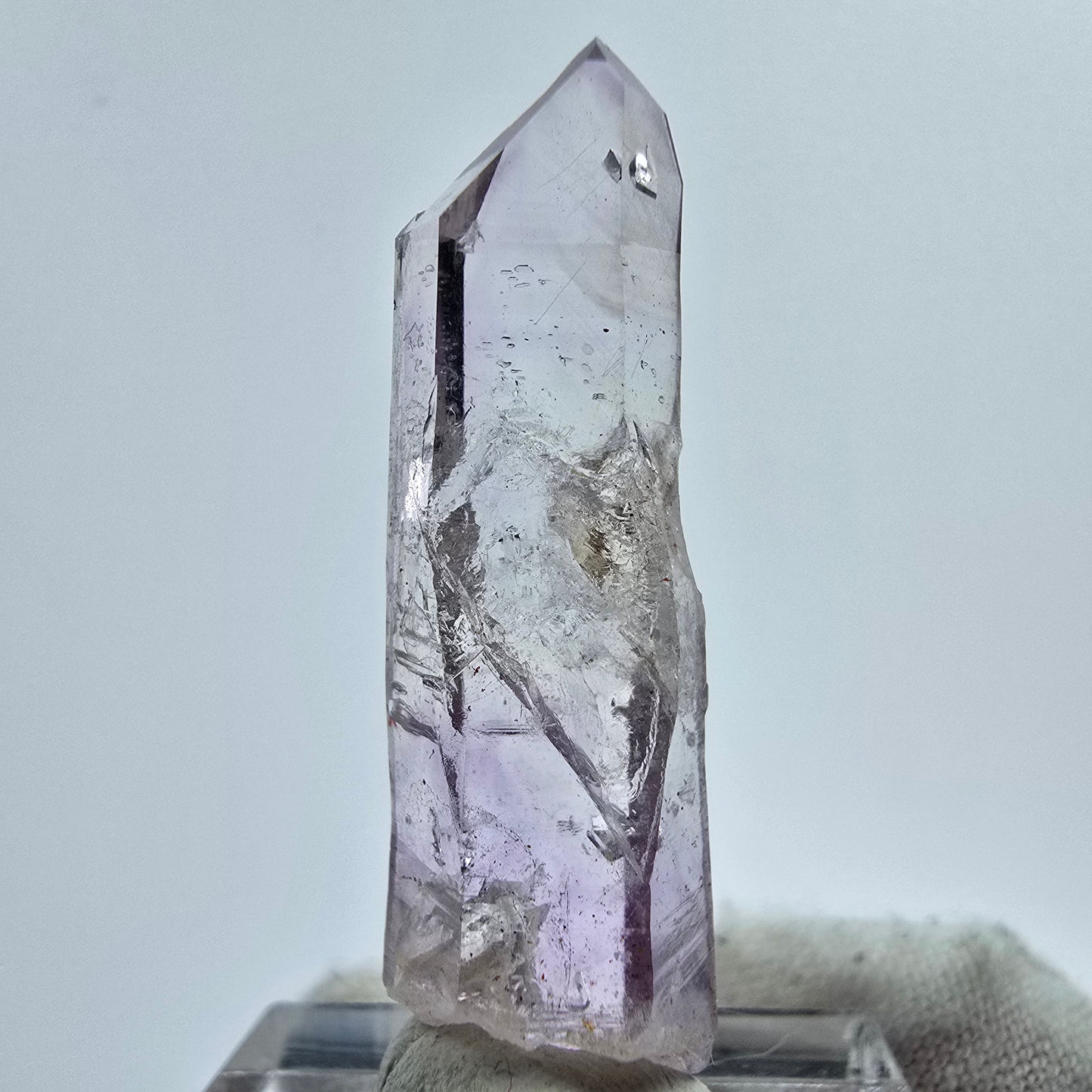 Phantom Amethyst Kristall mit Hämatit Streep Mine Goboboseb Namibia 39*10*10mm