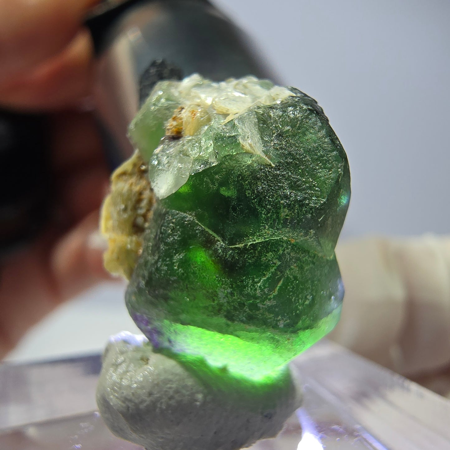 Cube hexagonal de fluorite fantôme, muscovite, tourmaline Schörl, Erongo, Namibie, 22 x 17 x 12 mm