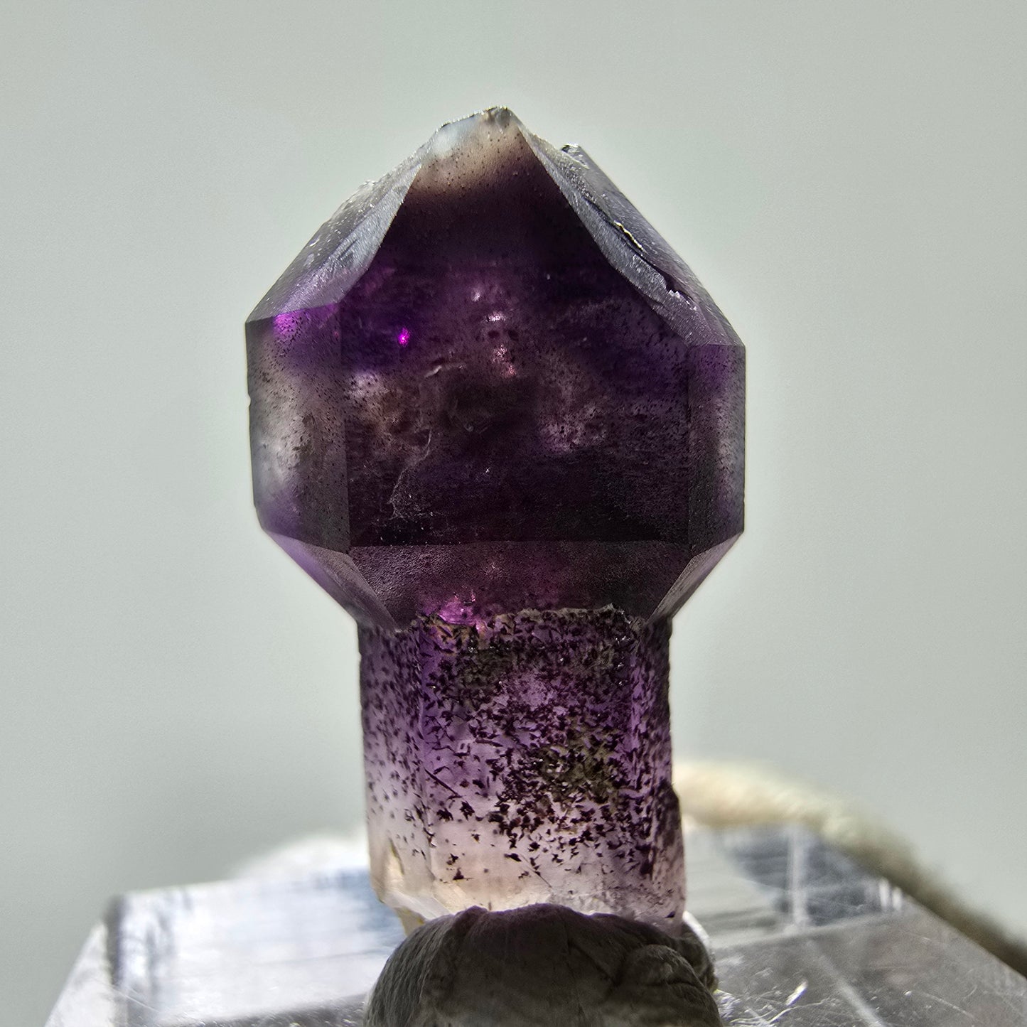 Améthyste fantôme rare, pointe de sceptre Brandberg, Namibie, 26 x 15 x 11 mm