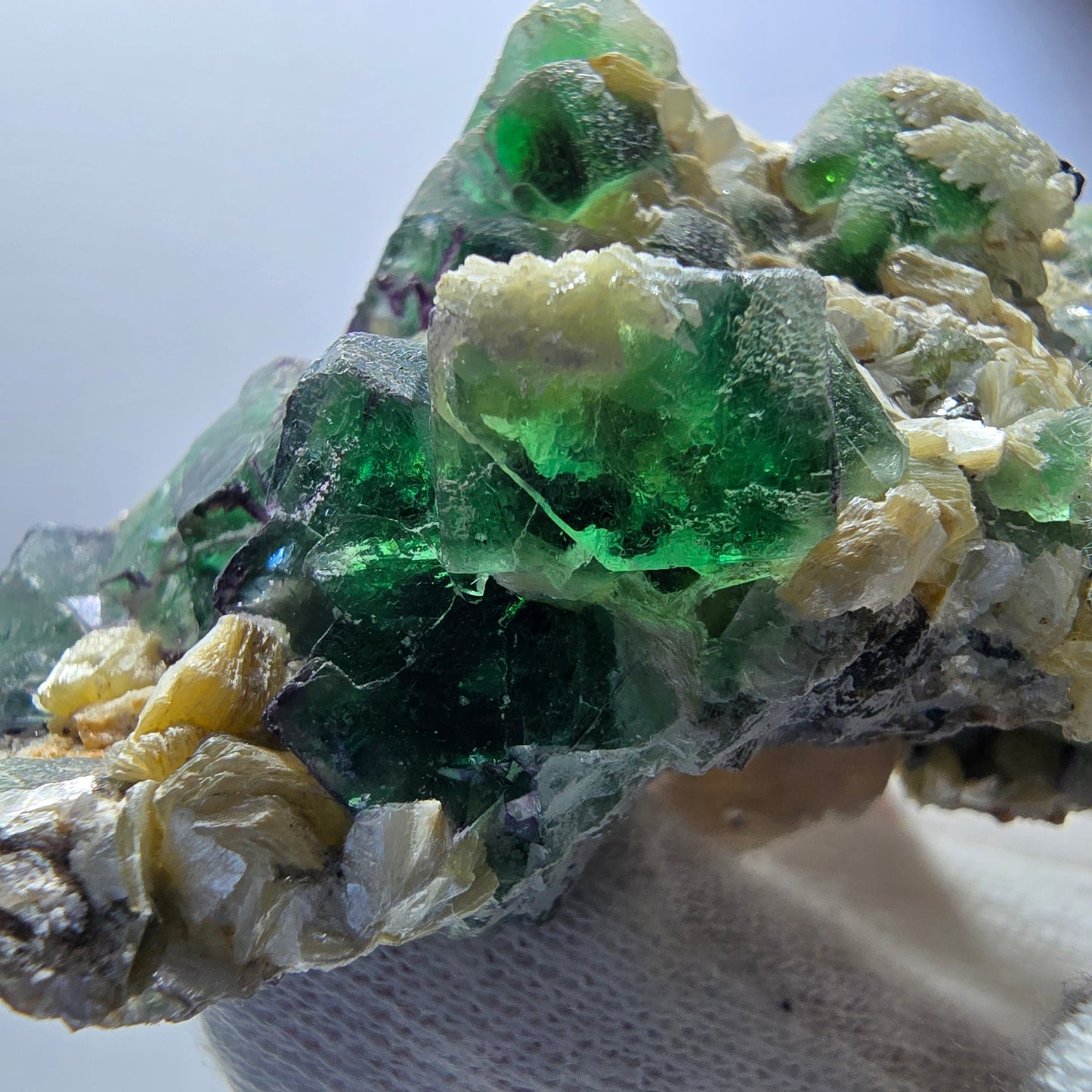 Rares cubes de fluorite fantôme, hyalite et spécimen de muscovite, Erongo, Namibie, 69 x 51 x 47 mm