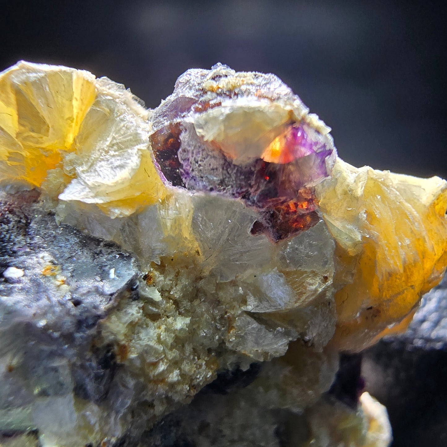 Zonare Fluorit, Muskovit Schörl Turmalin Stufe Erongo, Namibia 64*30*35mm