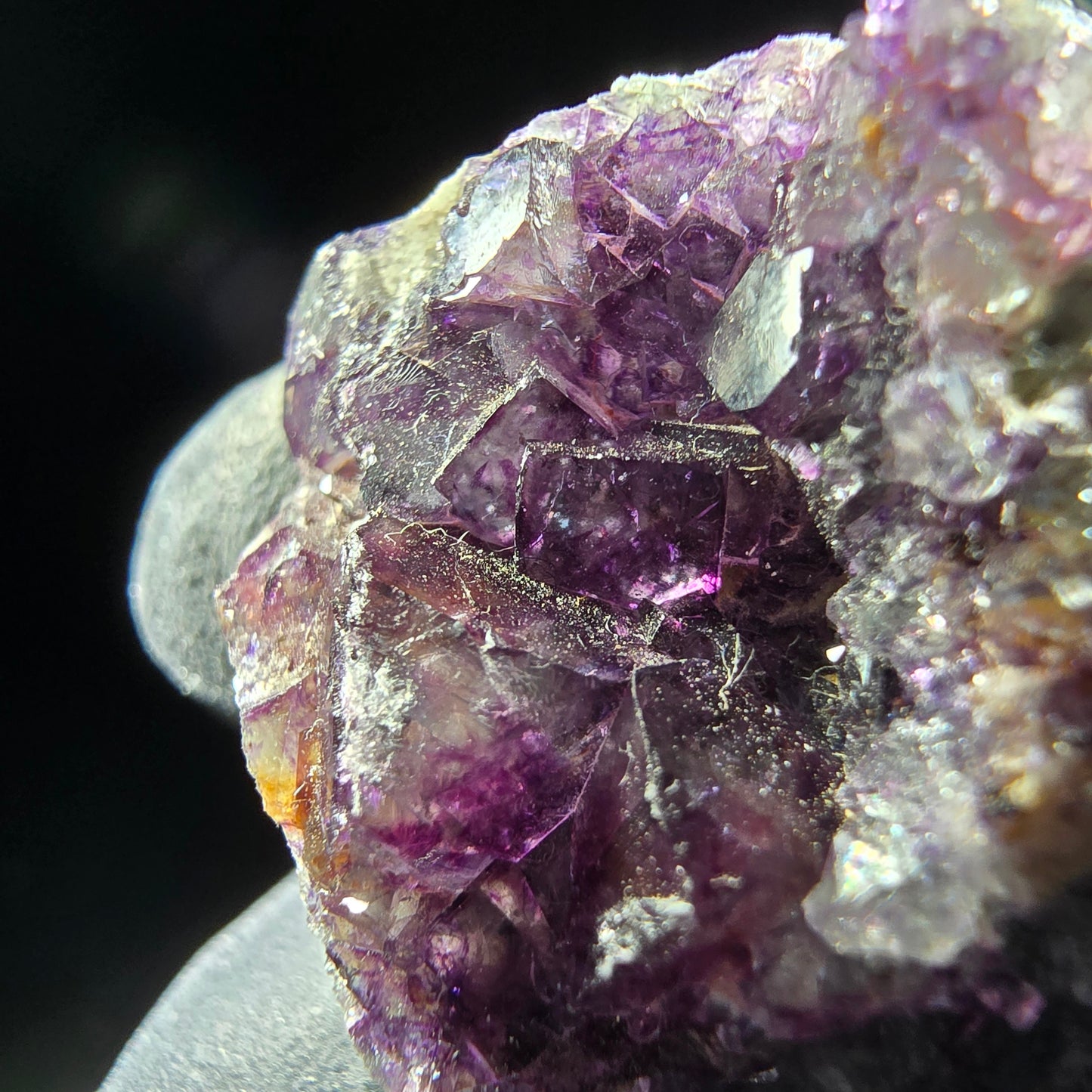 Zonare Fluorite Cube Tier Violet Blanc Okorusu, Namibie 64*23*10mm Collection