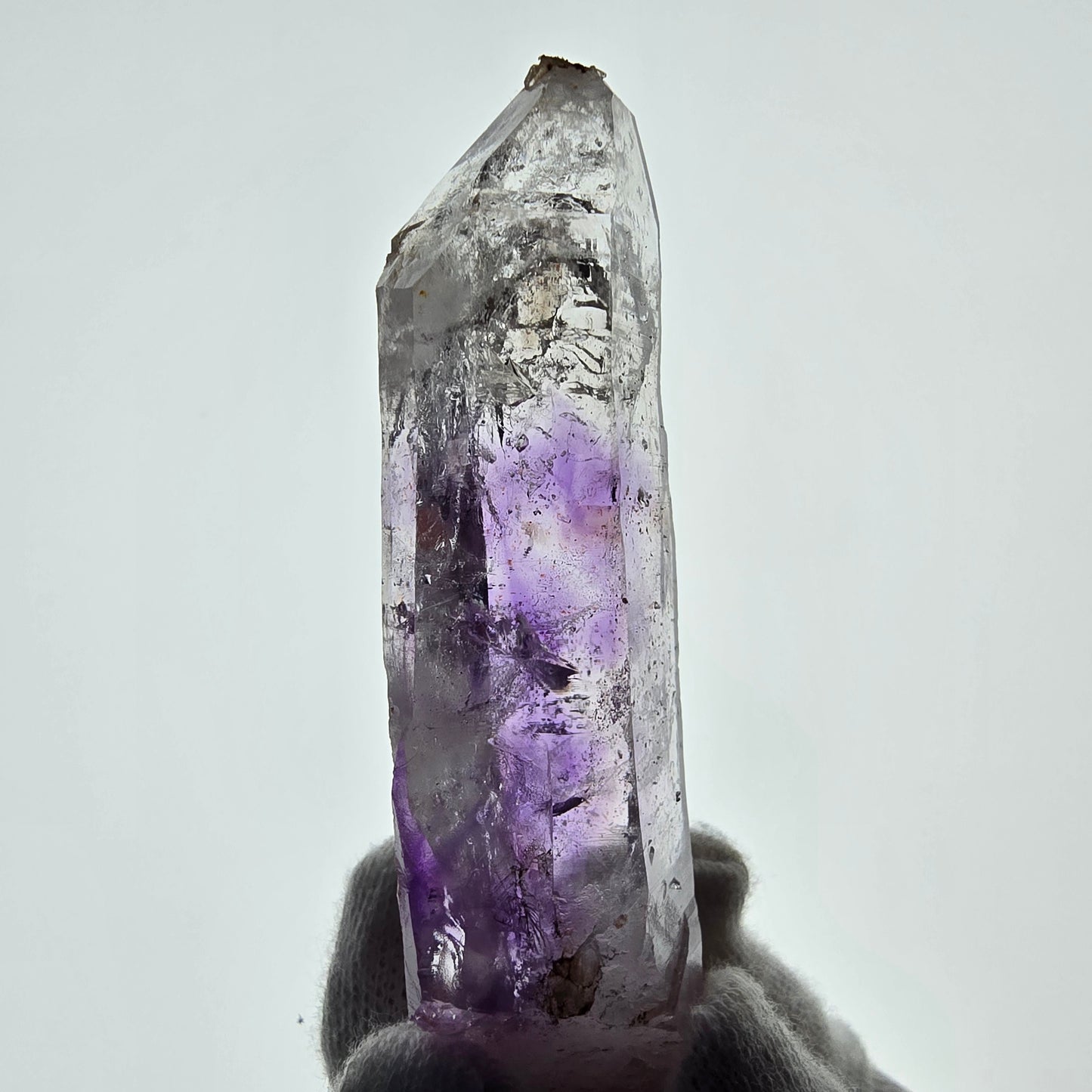 Sceptre fantôme squelette en améthyste, poche Saint-Valentin, Goboboseb, Namibie, 79 x 24 x 15 mm
