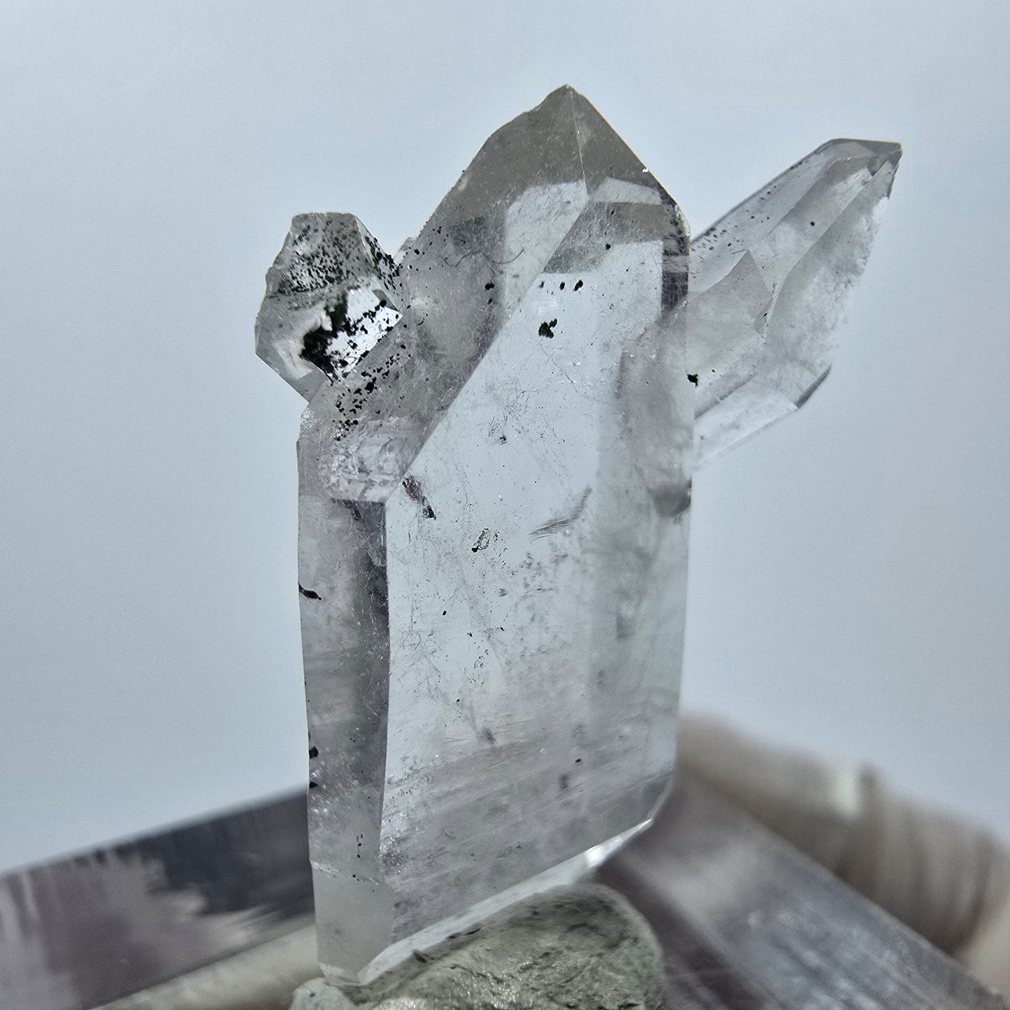 Quartz hématite transparent à double pointe, mine Streep, Goboboseb, Namibie, 28 x 18 x 8 mm