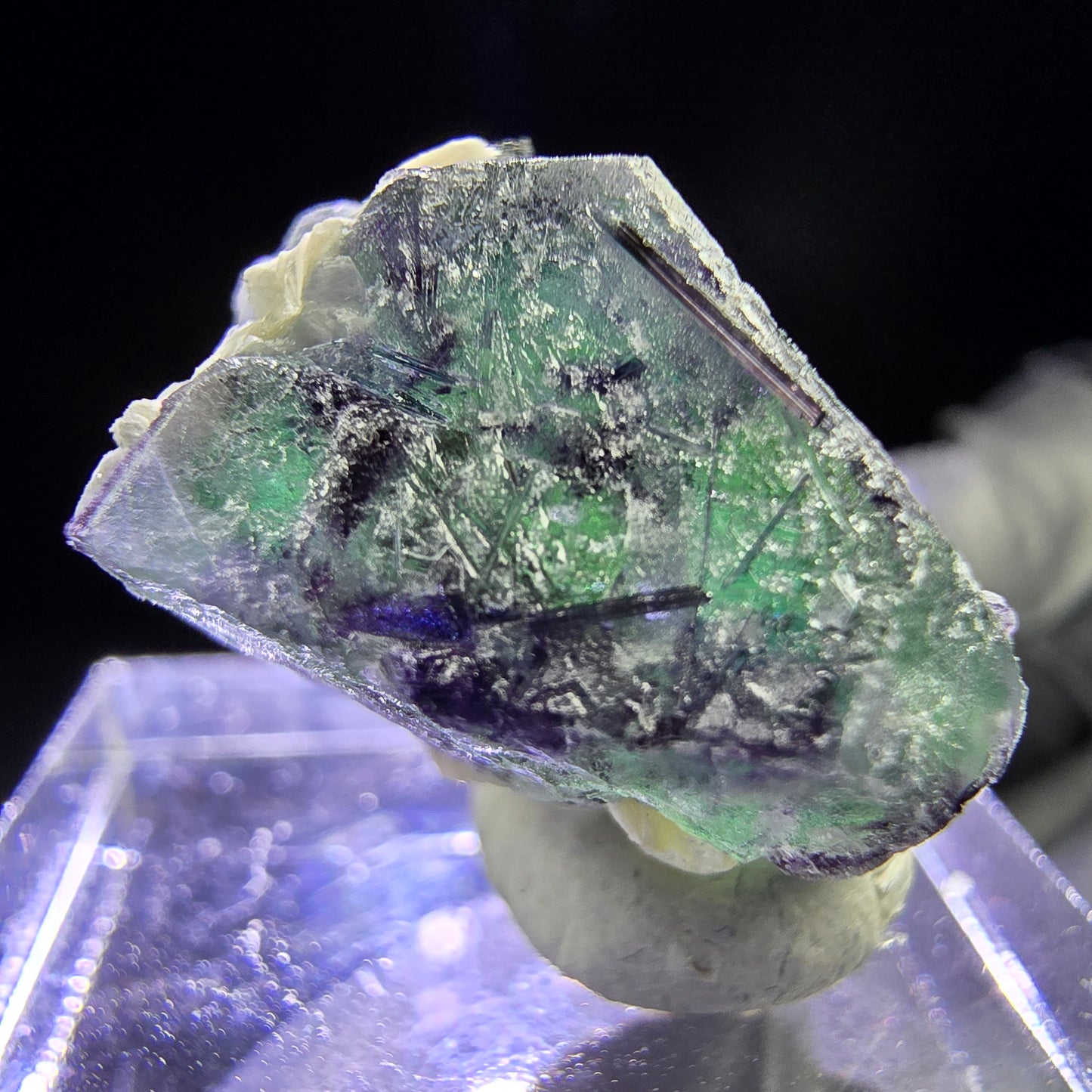 Zonarer Fluorit Kristall mit Schörl und Muskovit 19*15*14mm aus Erongo, Namibia
