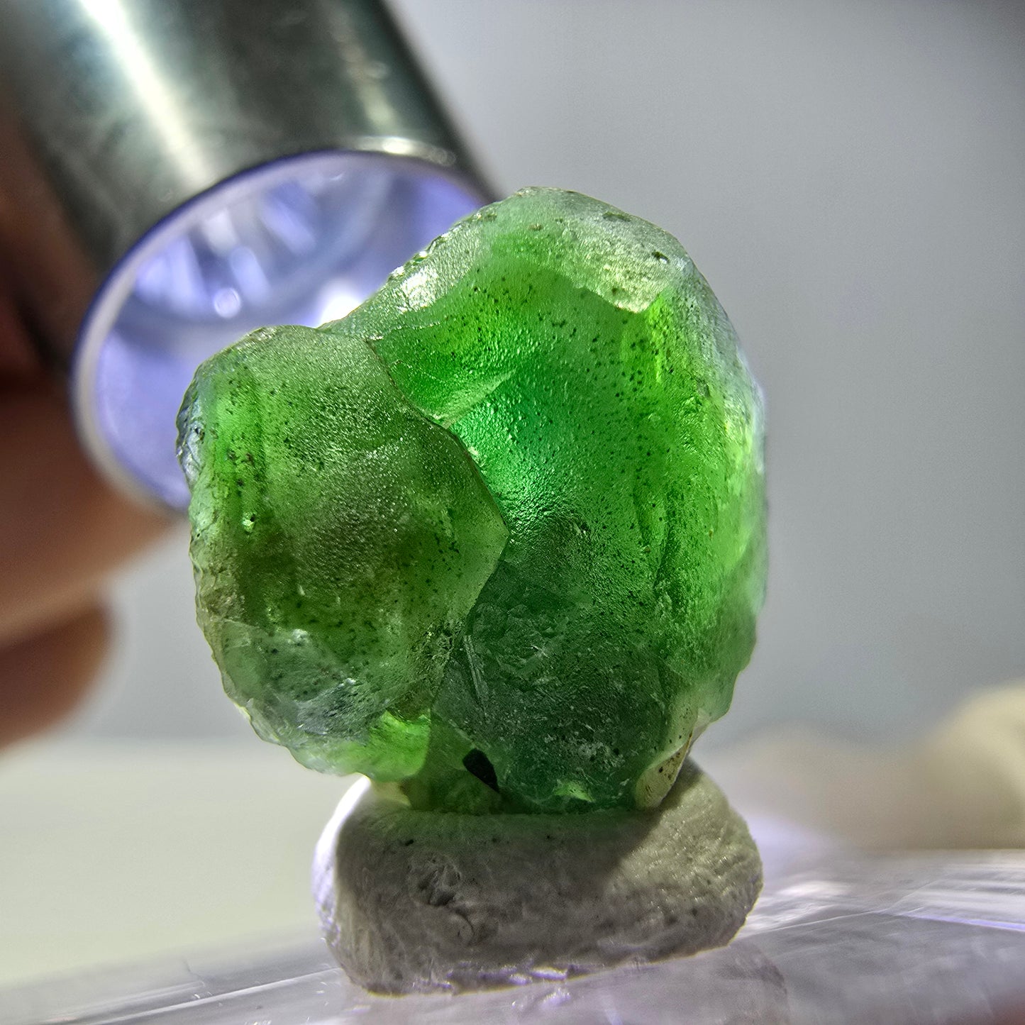 Cube hexagonal de fluorite fantôme, muscovite, tourmaline Schörl, Erongo, Namibie, 14 x 14 x 14 mm