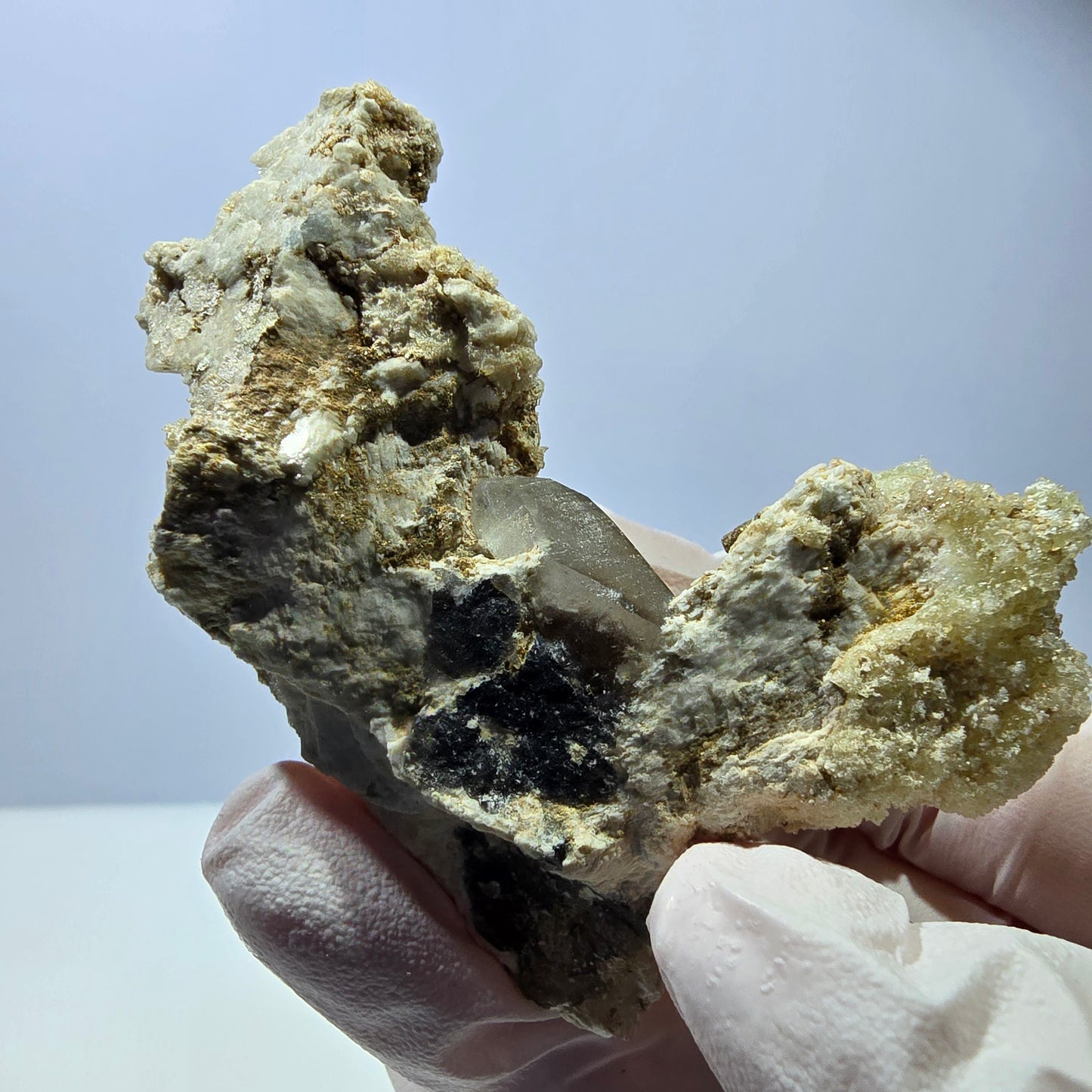 Spécimen rare d'opale hyalite, de quartz fumé et d'orthose, Erongo, Namibie, 70 x 61 x 30 mm