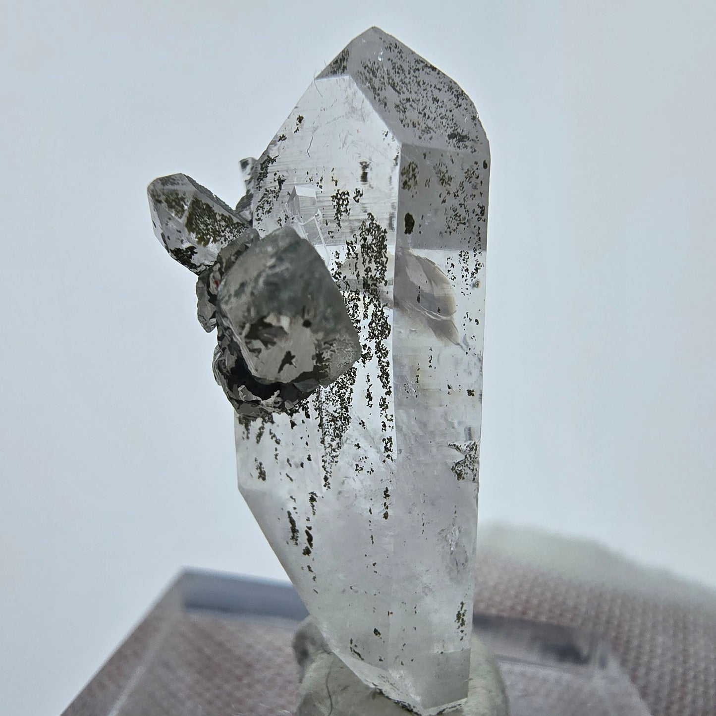 Klarer Bergkristall Quarz mit UV Calcit Streep Mine Goboboseb Namibia 32*17*12mm