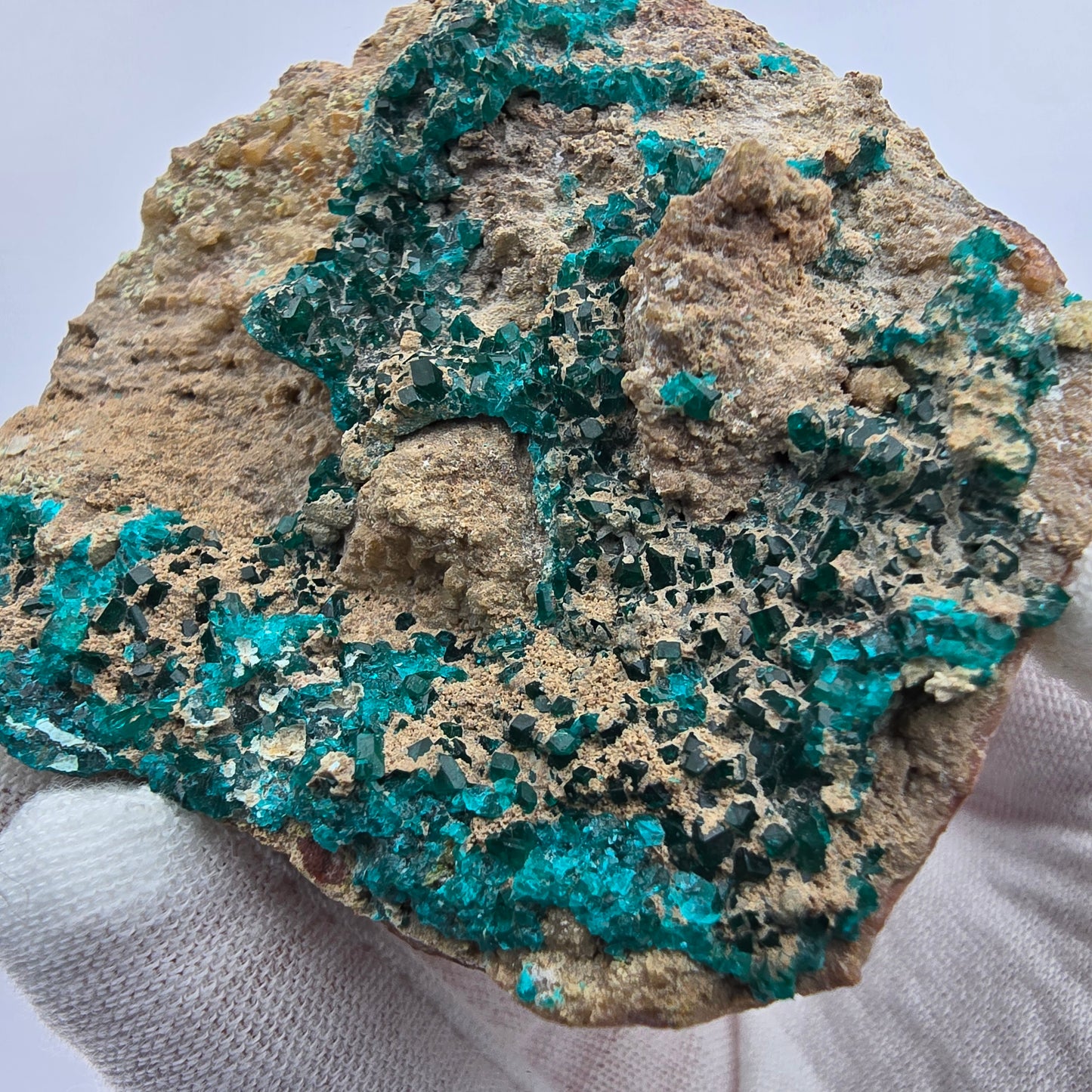 Rare spécimen de dioptase sur quartz Kaokoveld, Namibie 61*56*29mm Collection de minéraux