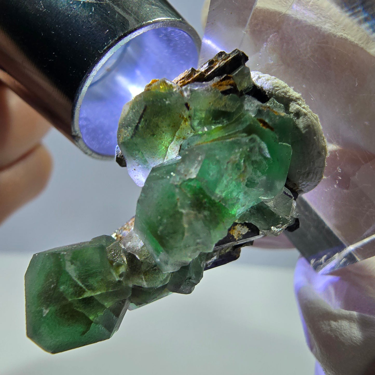 Cube hexagonal de fluorite fantôme, muscovite, tourmaline Schörl, Erongo, Namibie, 30 x 23 x 20 mm