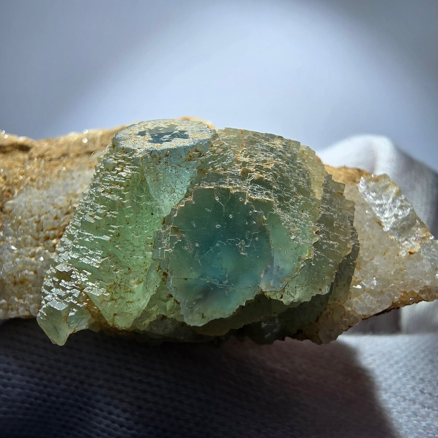Fluorite rare, classée sur un spécimen de cube de quartz Omehane, Namibie 71*49*33mm