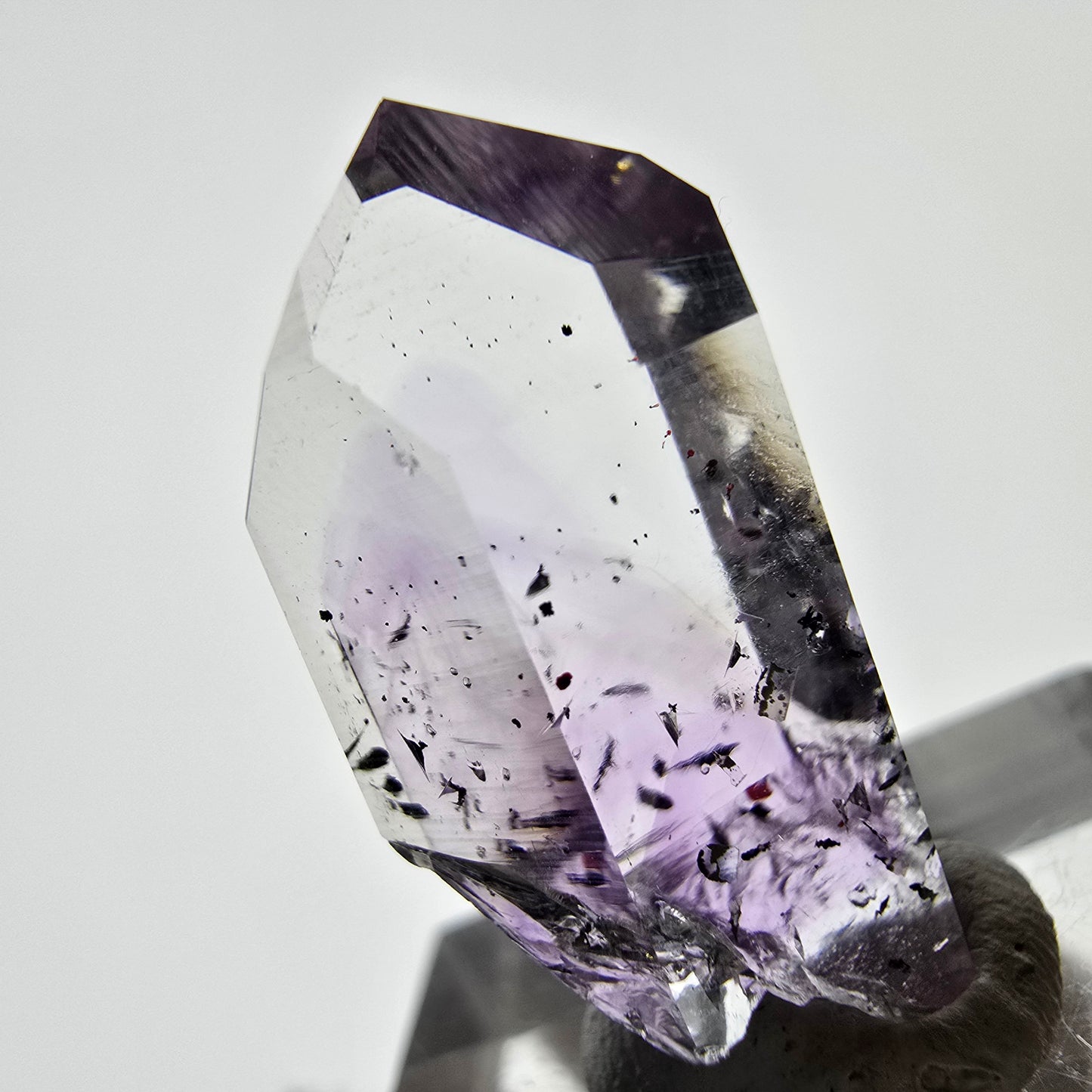 Améthyste fantôme avec hématite, mine Streep, Goboboseb, Namibie, 27 x 14 x 11 mm