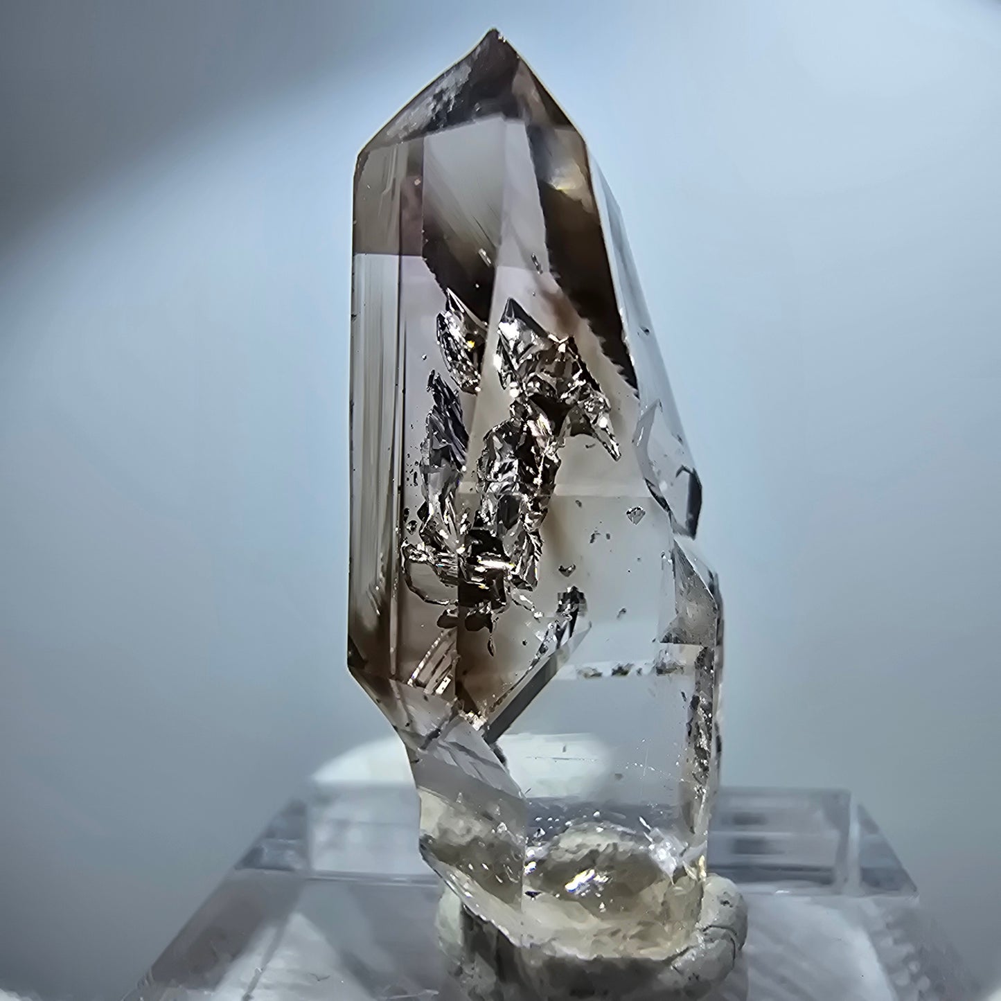 Pointe de sceptre en quartz fumé fantôme transparent, Goboboseb, Namibie, 32 x 15 x 11 mm