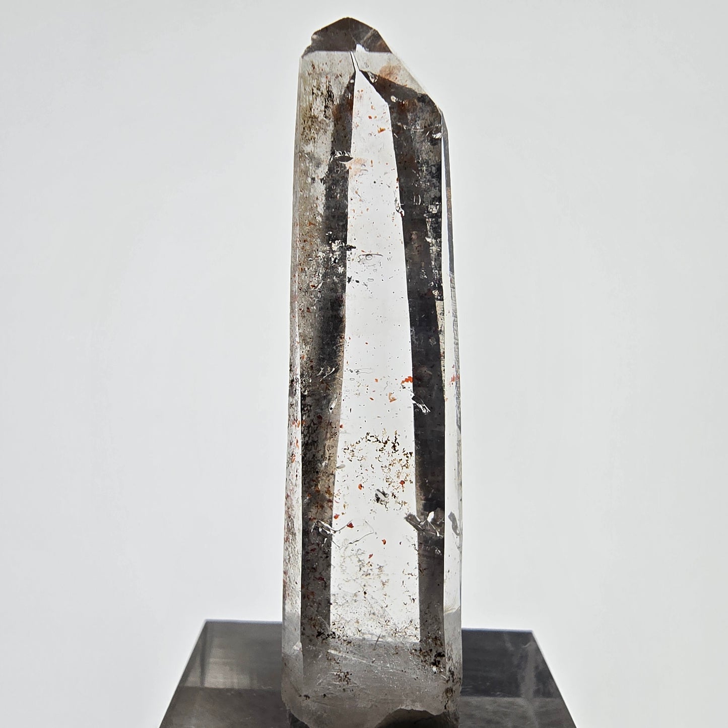 Quartz fumé fantôme lémurien, poche Valentine à pointe d'hématite, Namibie, 47 x 12 x 8 mm