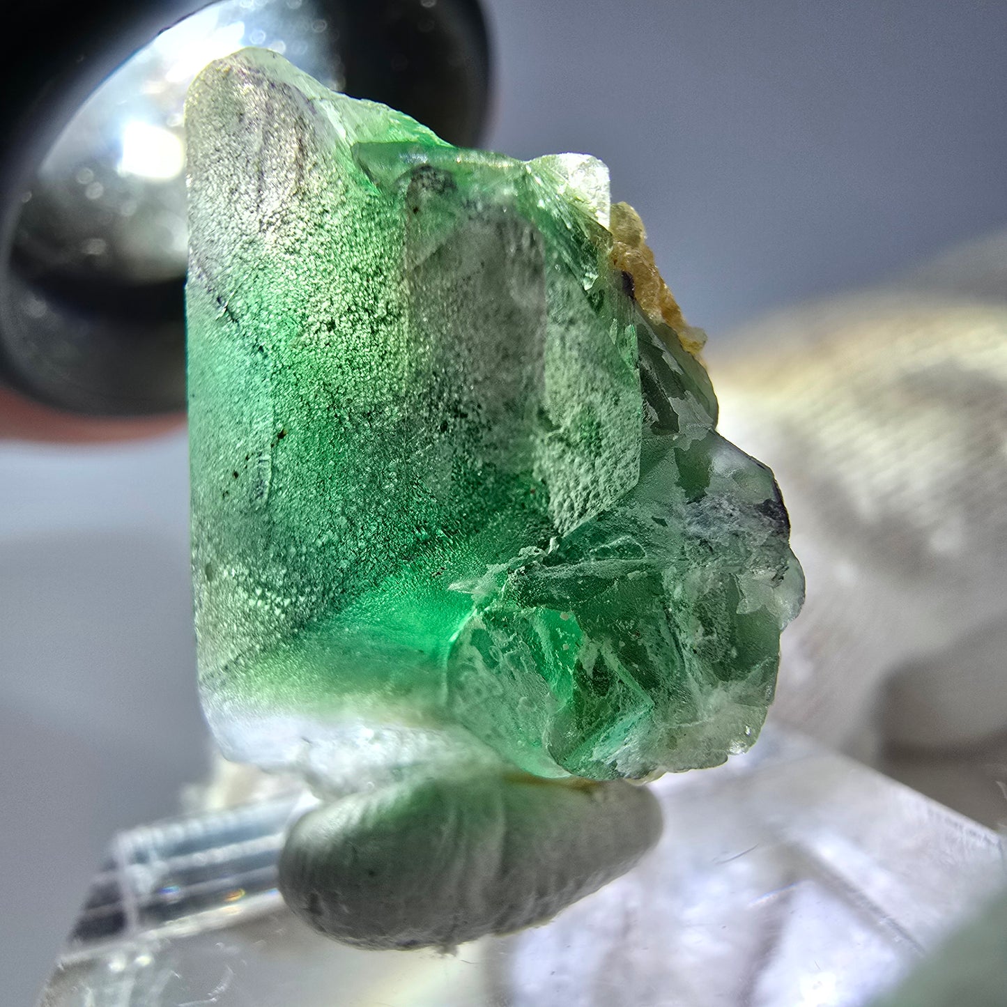 Cube de fluorite fantôme zonal, muscovite, spécimen d'hyalite, Erongo, Namibie, 26 x 18 x 16 mm