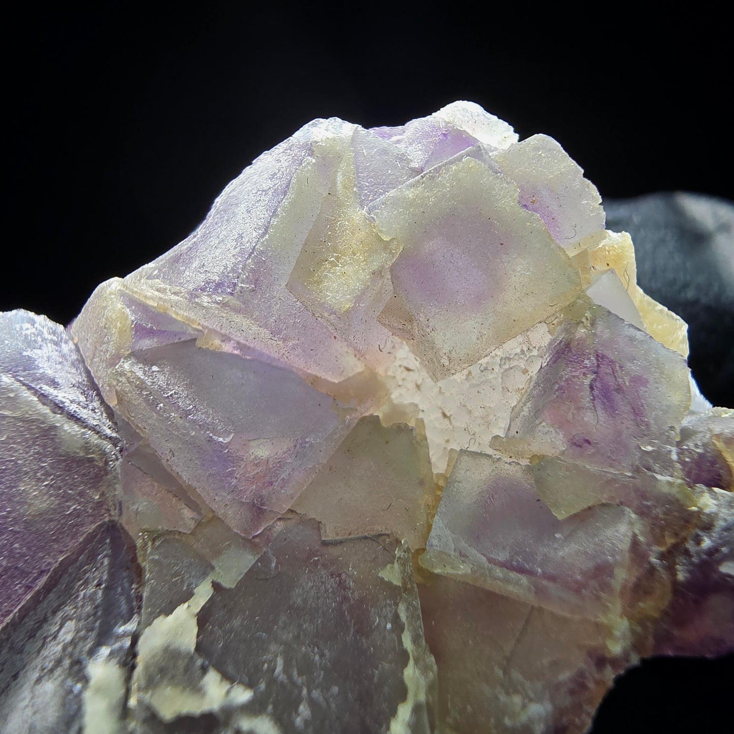 Cube de fluorite fantôme sur étape de quartz violet vert Omehane, Namibie 43*30*24mm