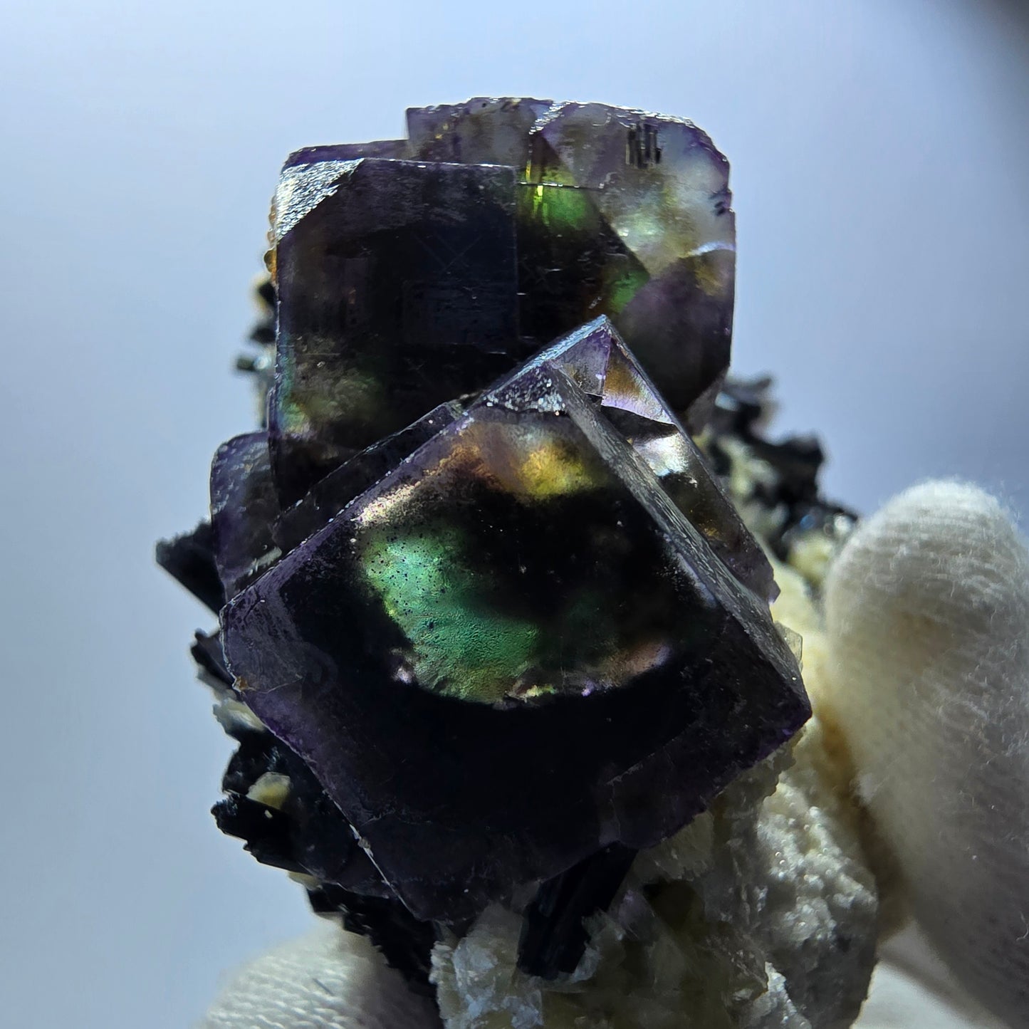 Fluorite fantôme colorée, tourmaline schol, hyalite, quartz fumé, muscovite, Erongo, Namibie, 78 x 70 x 48 mm
