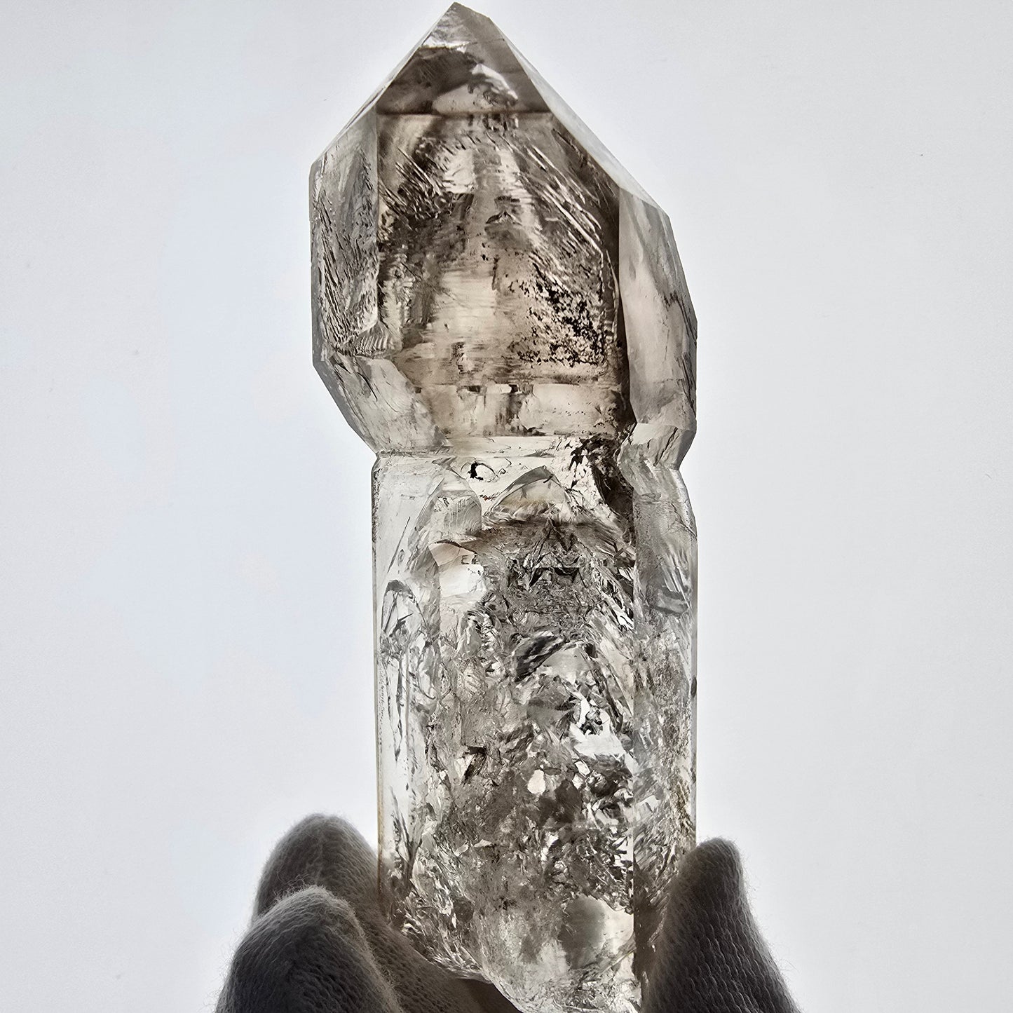 Sceptre de poche en quartz fumé fantôme, Goboboseb de la Saint-Valentin, Namibie, 107 x 38 x 28 mm