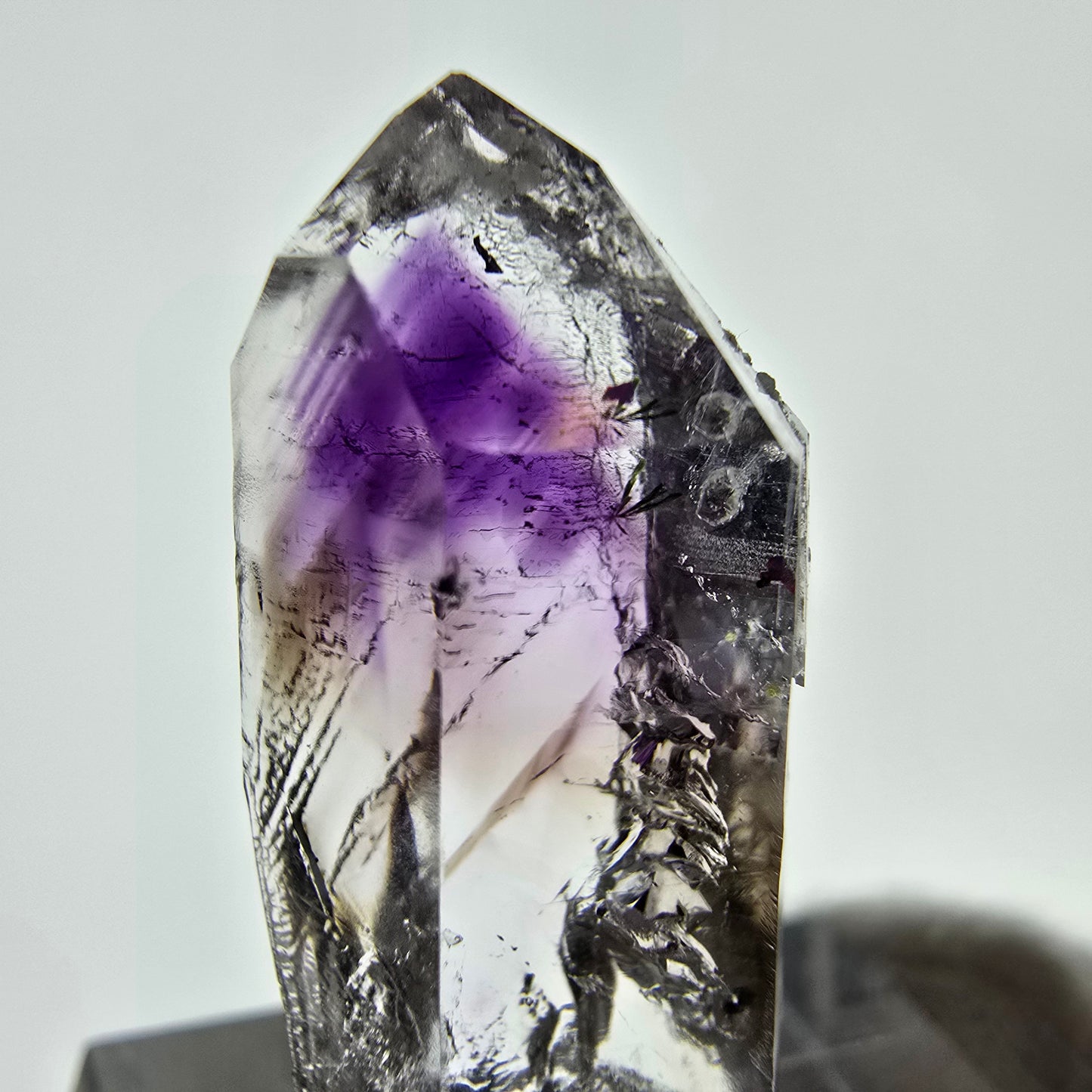 Améthyste fantôme avec hématite, mine Stilbite Streep, Goboboseb, Namibie, 28 x 12 x 10 mm