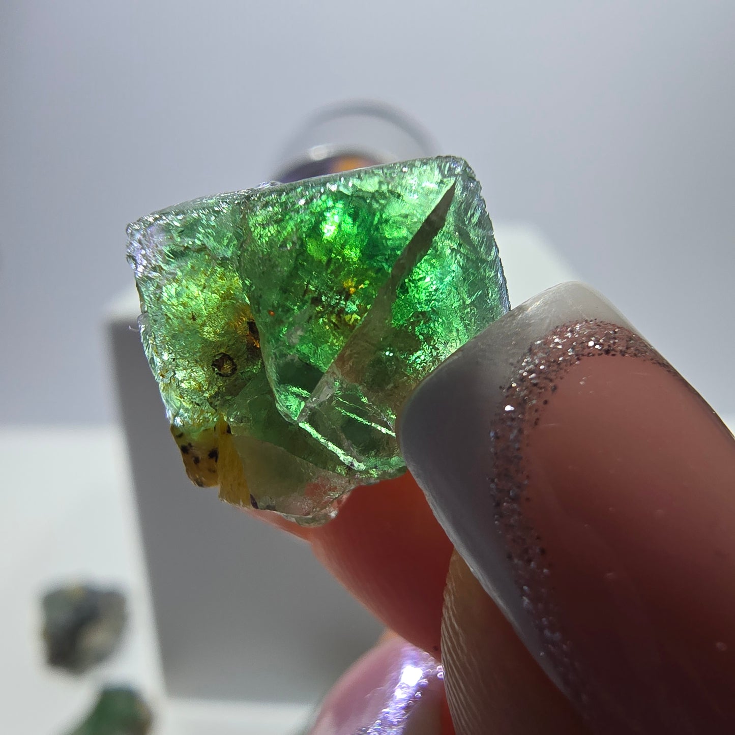 Lot de 16 marches en fluorite fantôme, hyalite, tourmaline Schörl, muscovite, Erongo, Namibie