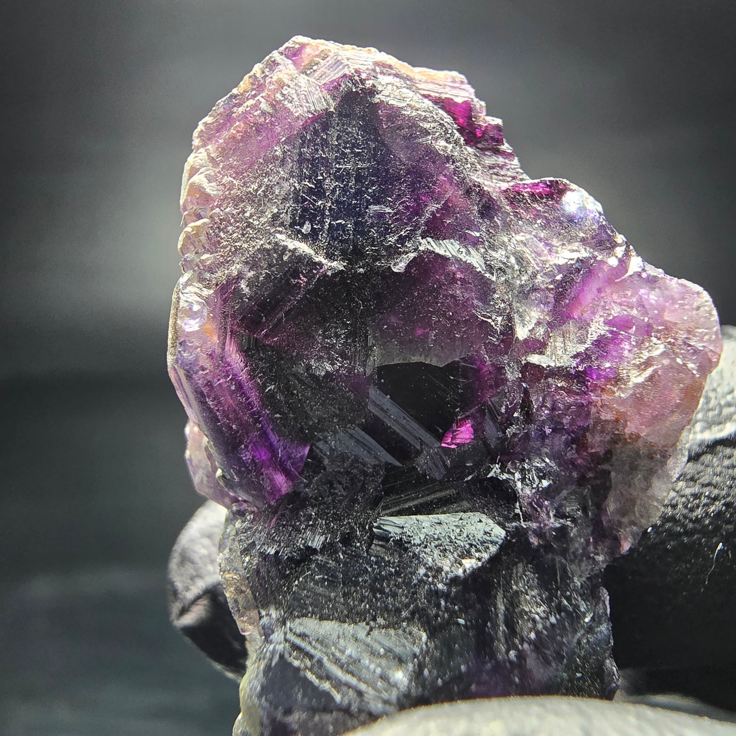 Cube de fluorite fantôme violet Okorusu, collection minérale 37x25x17mm, namibie