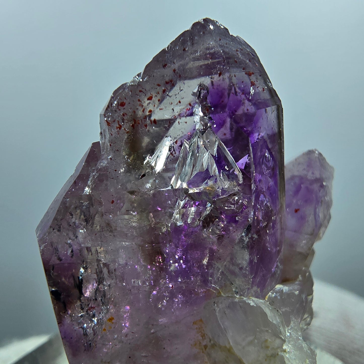 Phantom Amethyst Zwilling mit rotem Hämatit Valentine Pocket Goboboseb Namibia 37*28*25mm